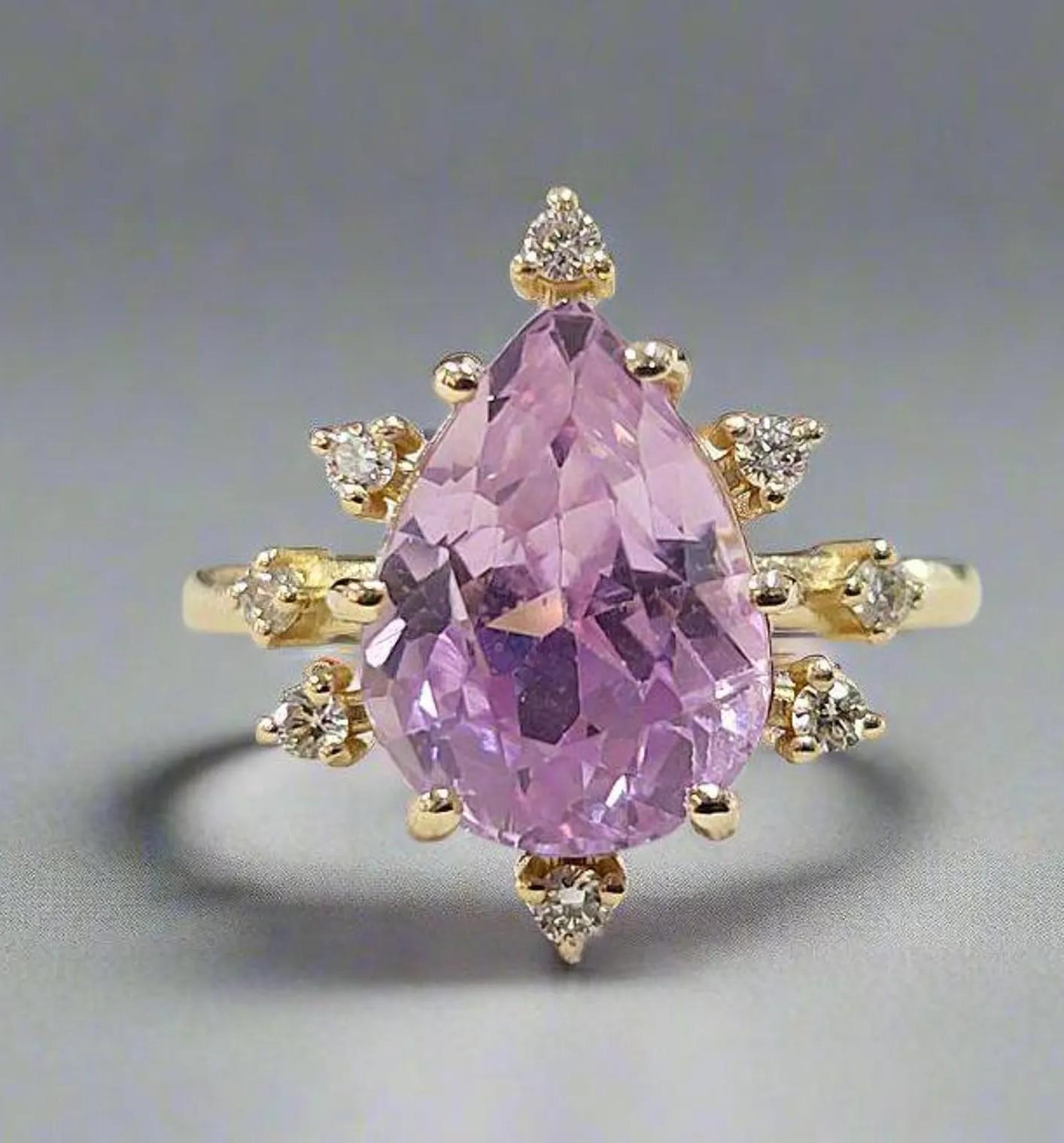 Elegance rayonnante : La bague à diamant Kunzite

Faites tourner les têtes et volez la vedette avec cette bague de déclaration à couper le souffle, où la beauté intemporelle rencontre un design audacieux. Au cœur de ce chef-d'œuvre se trouve une