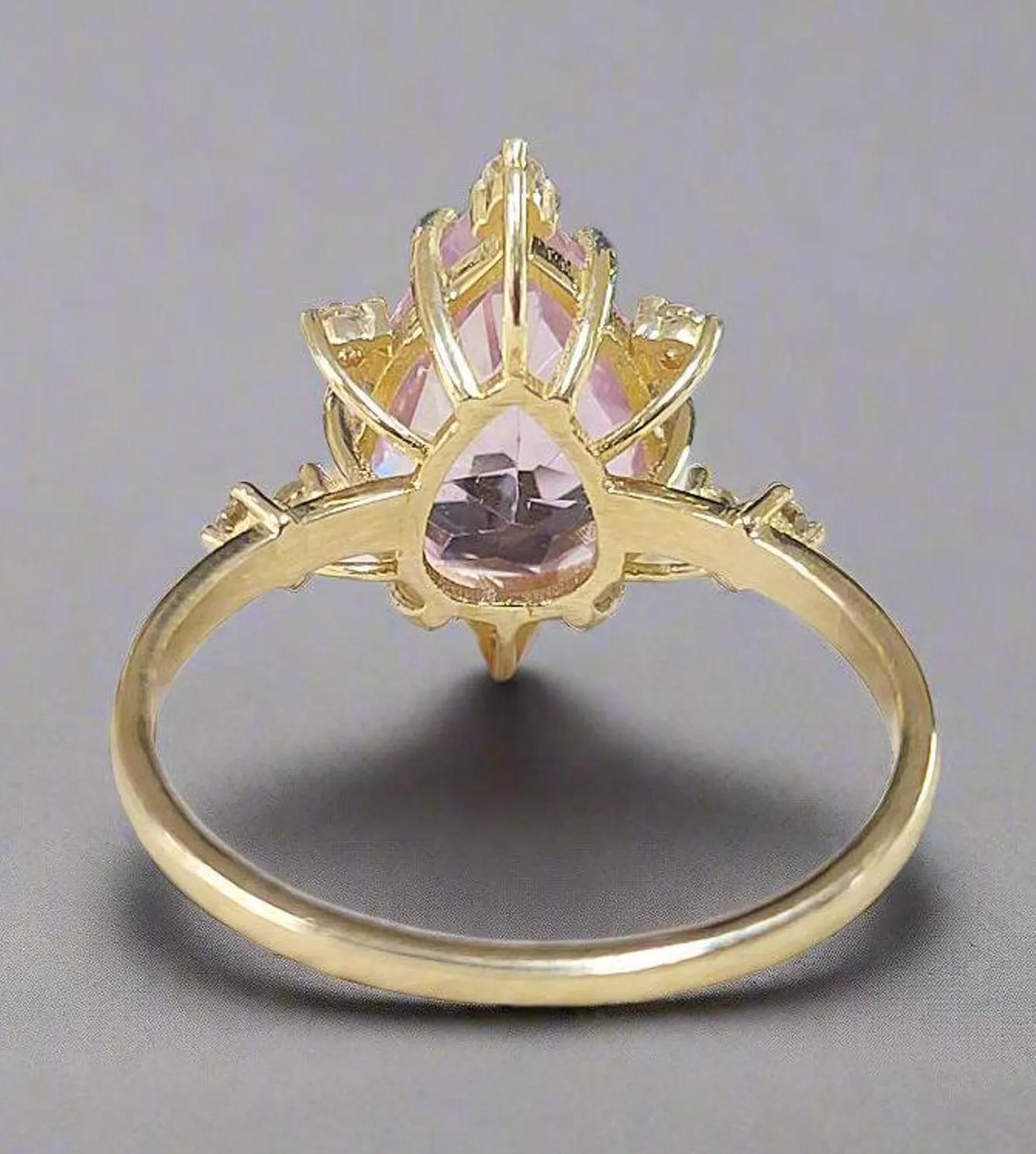 Taille poire Bague de cocktail en or jaune avec diamant et kunzite rose véritable en vente