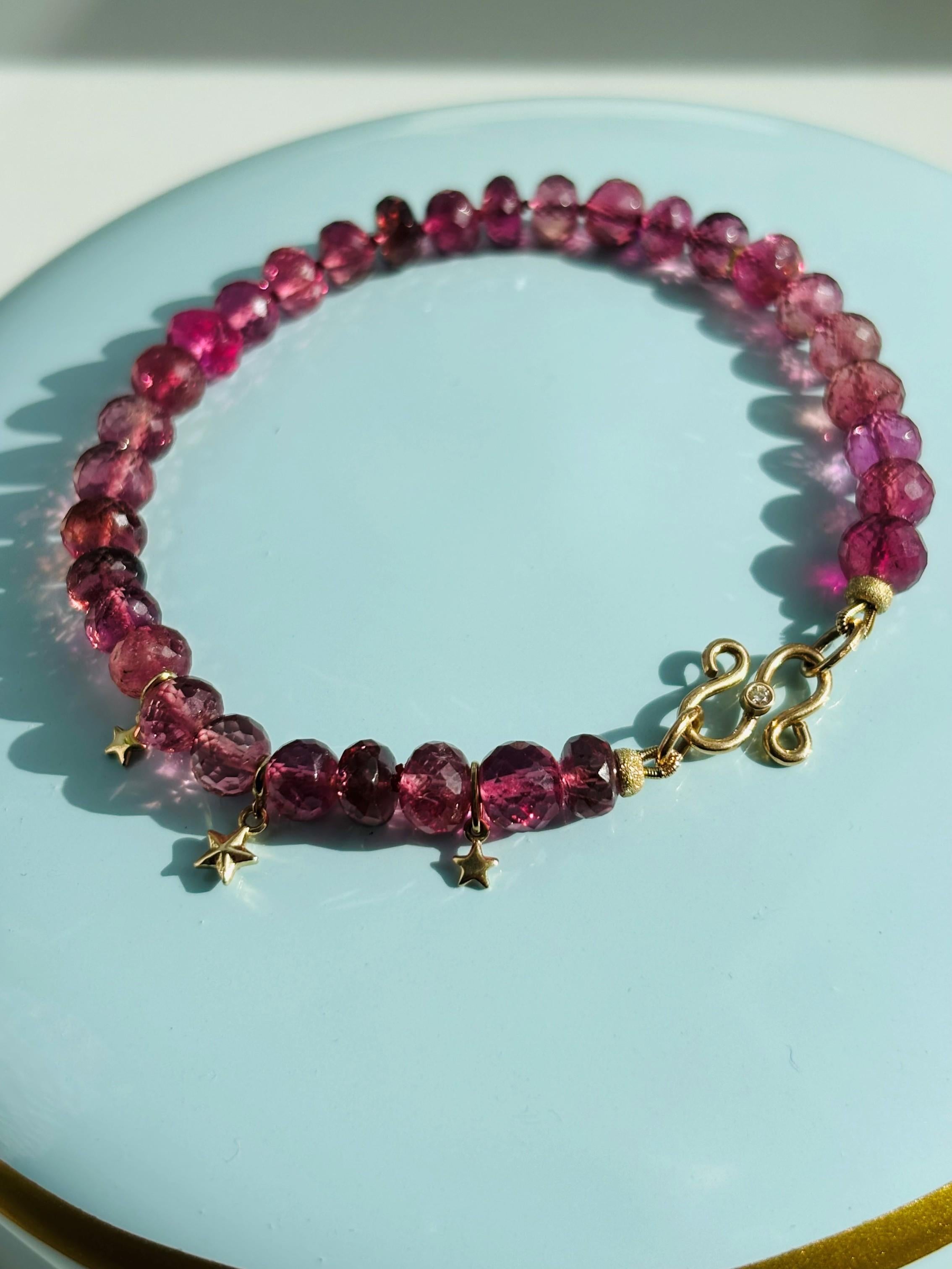 Découvrez l'allure de l'élégance intemporelle avec ce bracelet exquis, réalisé de main de maître en or jaune 14 carats. Son éclat chaud et doré forme la toile de fond parfaite pour une série de tourmalines rubellite rares et étincelantes. Chaque