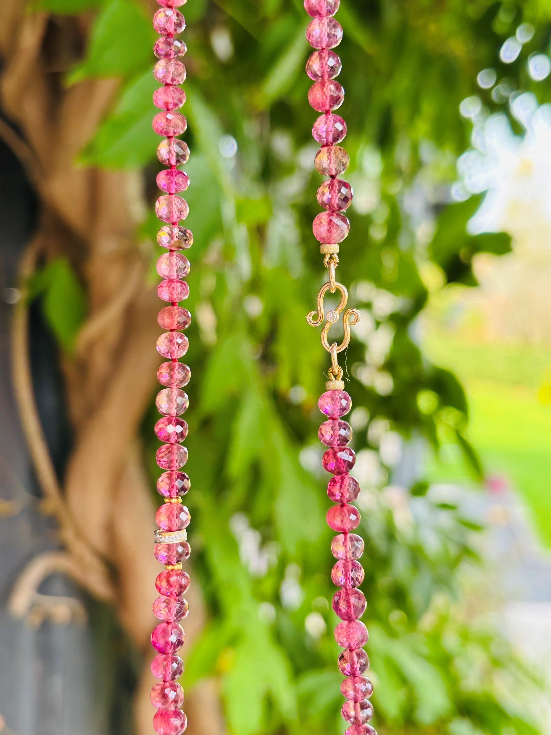 Una regale collana artigianale lunga 18 pollici con rarissime tormaline rubellite rosa del Brasile. Questa collana presenta un diamante scintillante e perline d'oro fatte a mano, delicatamente infilate insieme a una chiusura in oro giallo con