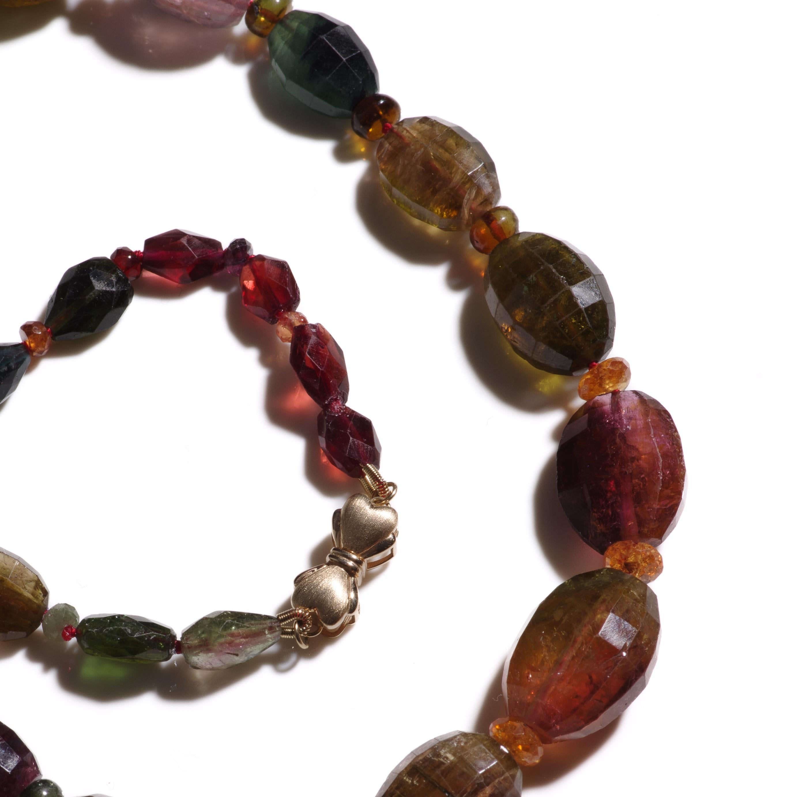 Añade un toque hipnótico a cualquier atuendo con este collar de cuentas de turmalina gigante graduada en oro amarillo macizo de 14 quilates. Este collar artesanal está hecho con una mezcla de las mejores cuentas de zafiro y turmalina. Las brillantes