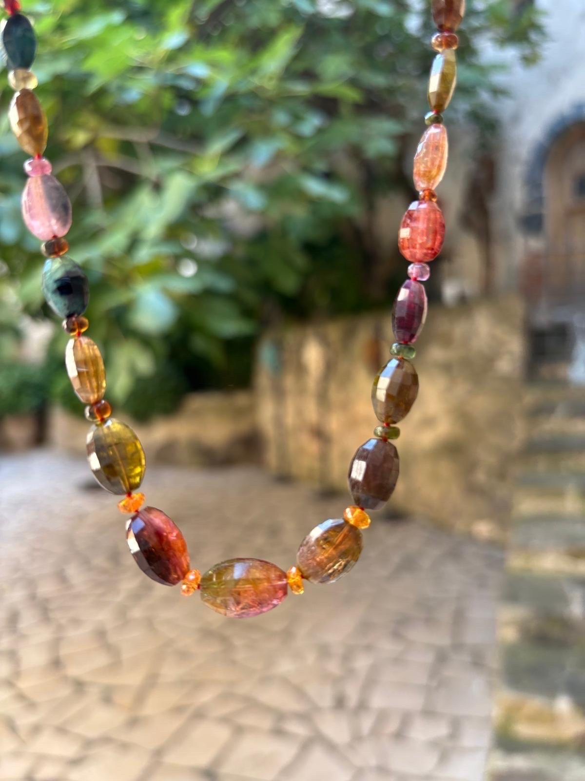 Collar de oro amarillo con cuentas de zafiro rosa auténtico y bioturmalina en Nuevo estado para la venta en GOES, NL