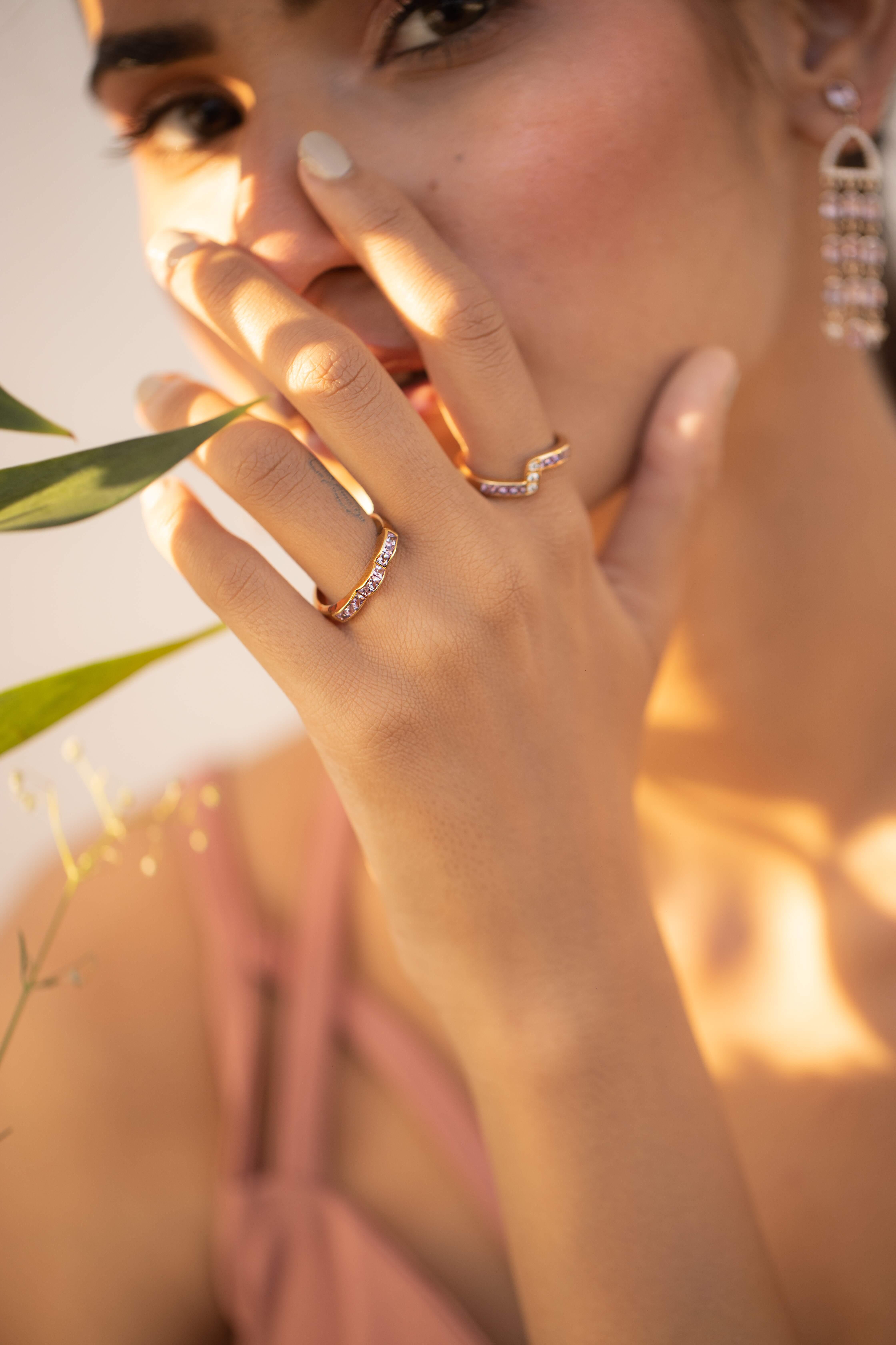 Im Angebot: Stapelbarer Ring aus 14 Karat Gelbgold mit echten Diamanten und rosa Saphiren () 2