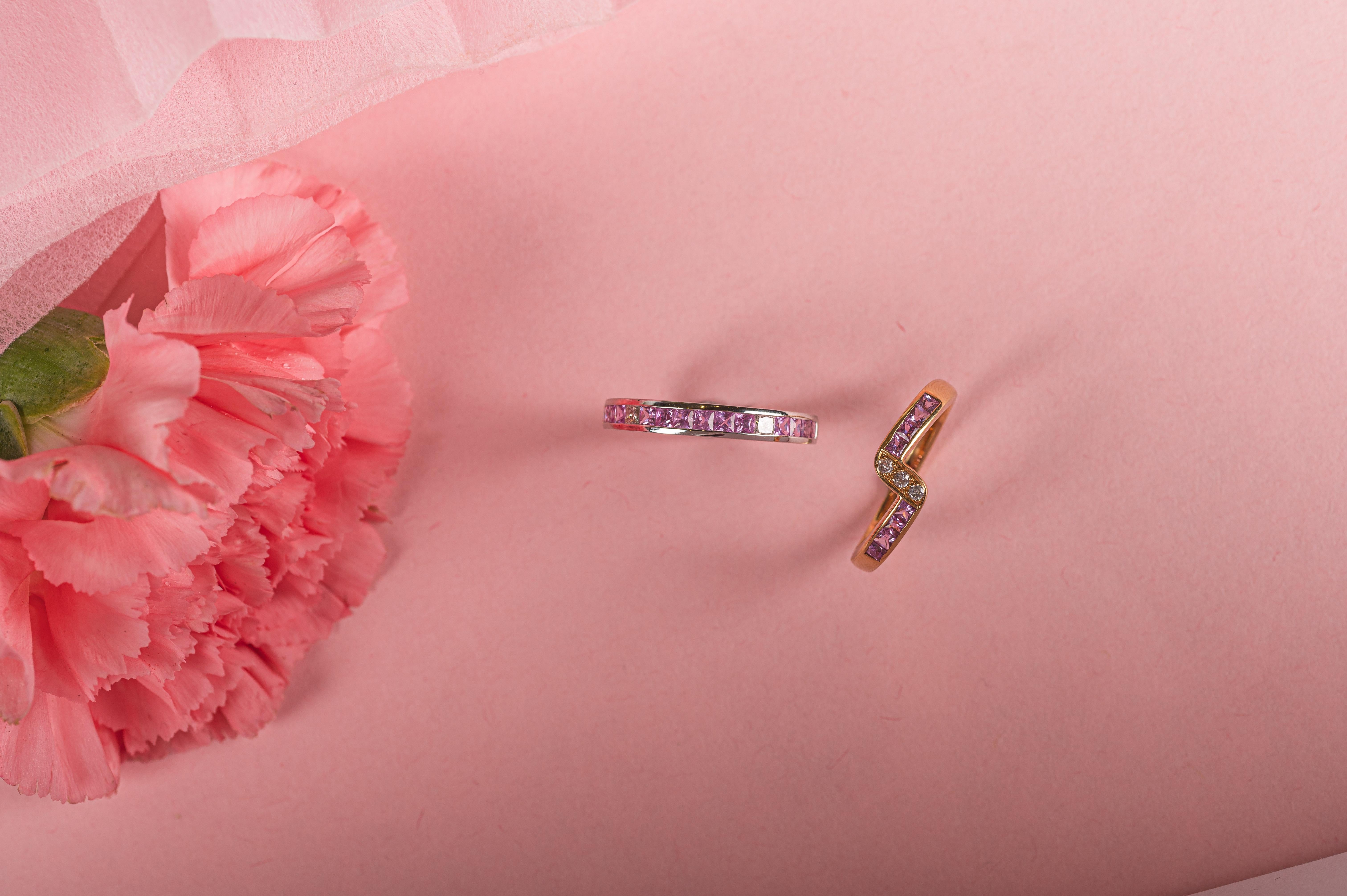 Im Angebot: Stapelbarer Ring aus 14 Karat Gelbgold mit echten Diamanten und rosa Saphiren () 4