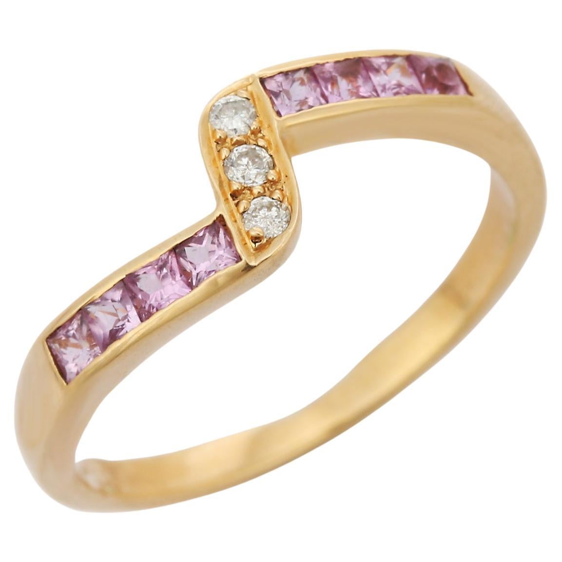 Im Angebot: Stapelbarer Ring aus 14 Karat Gelbgold mit echten Diamanten und rosa Saphiren ()