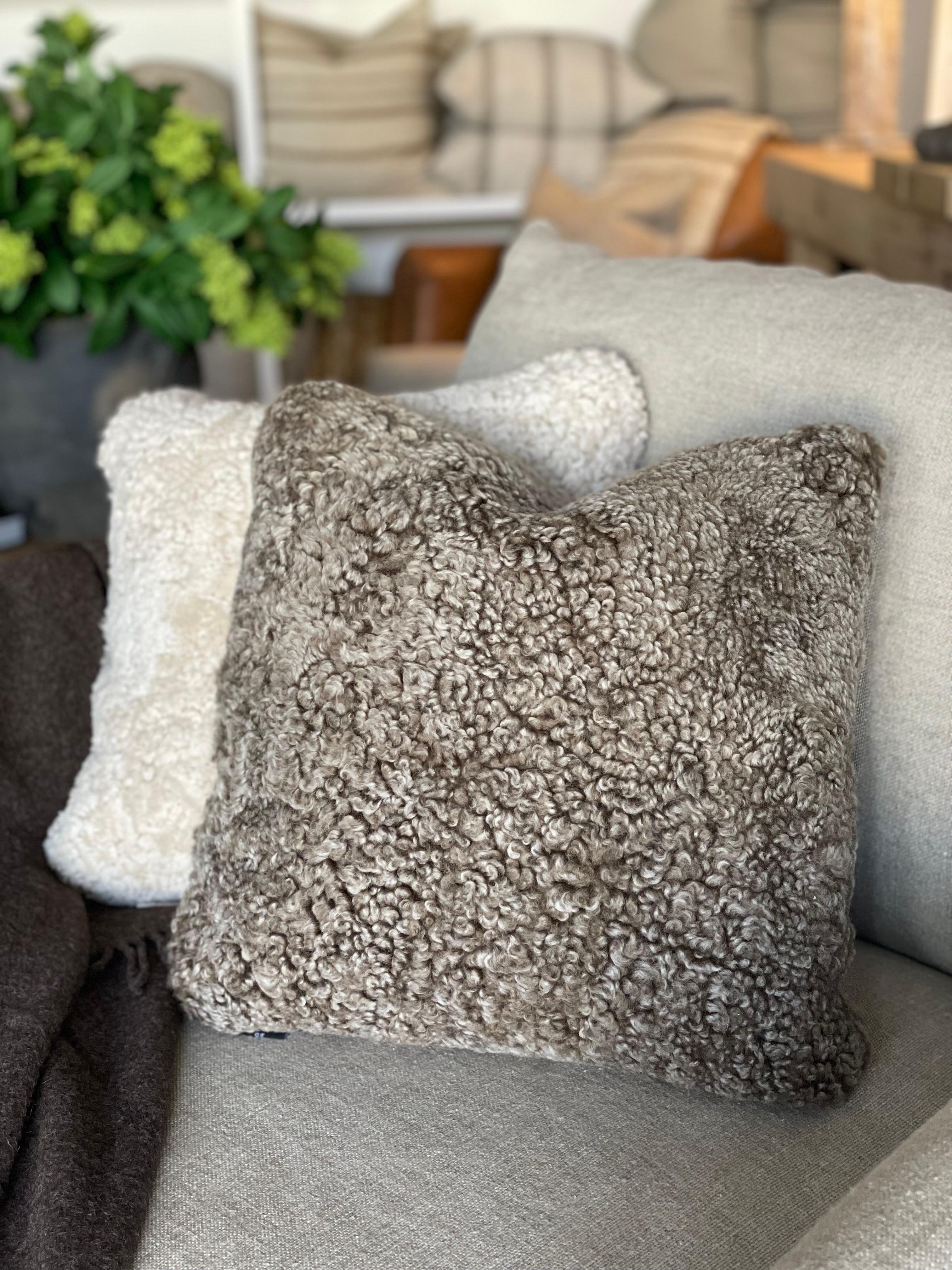 This beautiful rectangular cushion is made of curly sheepskin from New Zealand. Double sided pillow. This makes the cushion even softer and gives it a complete, warm look.

Size: 16 x 16 inc.  40 x 40 cm. 
Type: curly, short wool
Coat thickness: