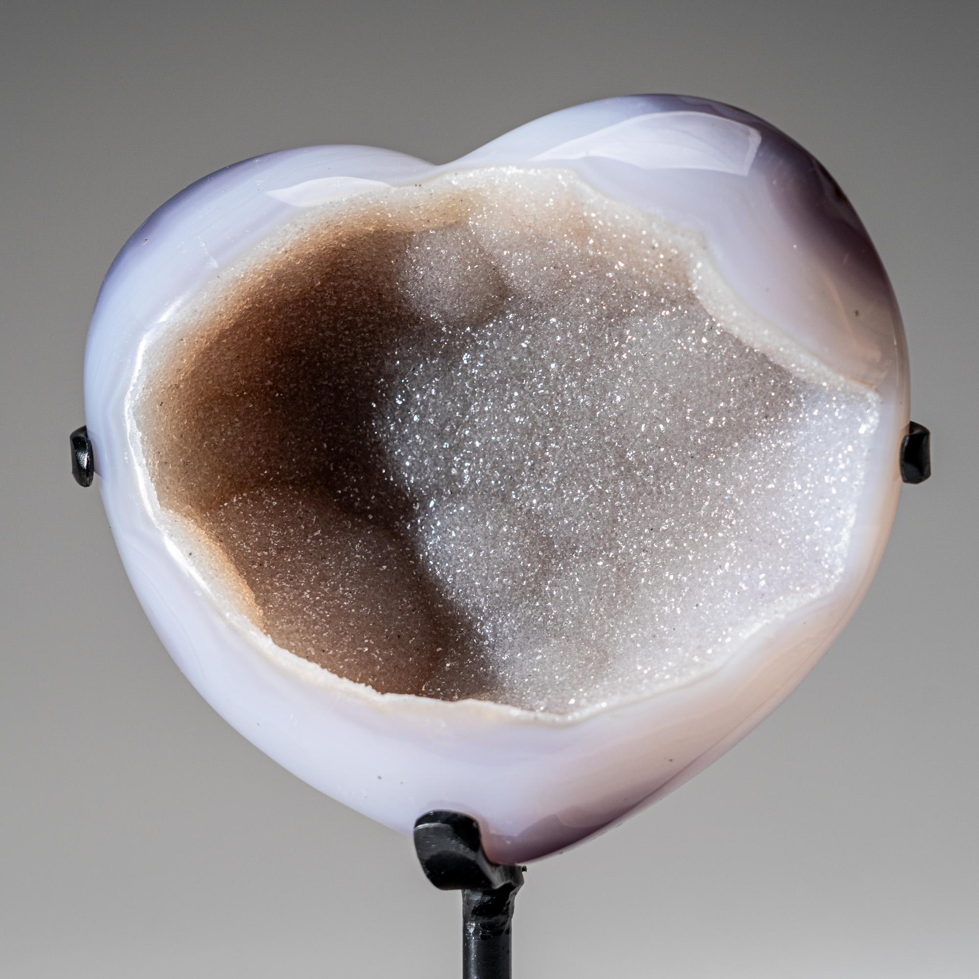 Questo cuore di geode di agata autentica lucidato da 4,3 libbre è dotato di un supporto metallico personalizzato, che mette in mostra la sua squisita forma a cuore di drugo. L'agata è nota per le sue proprietà di radicamento, che favoriscono