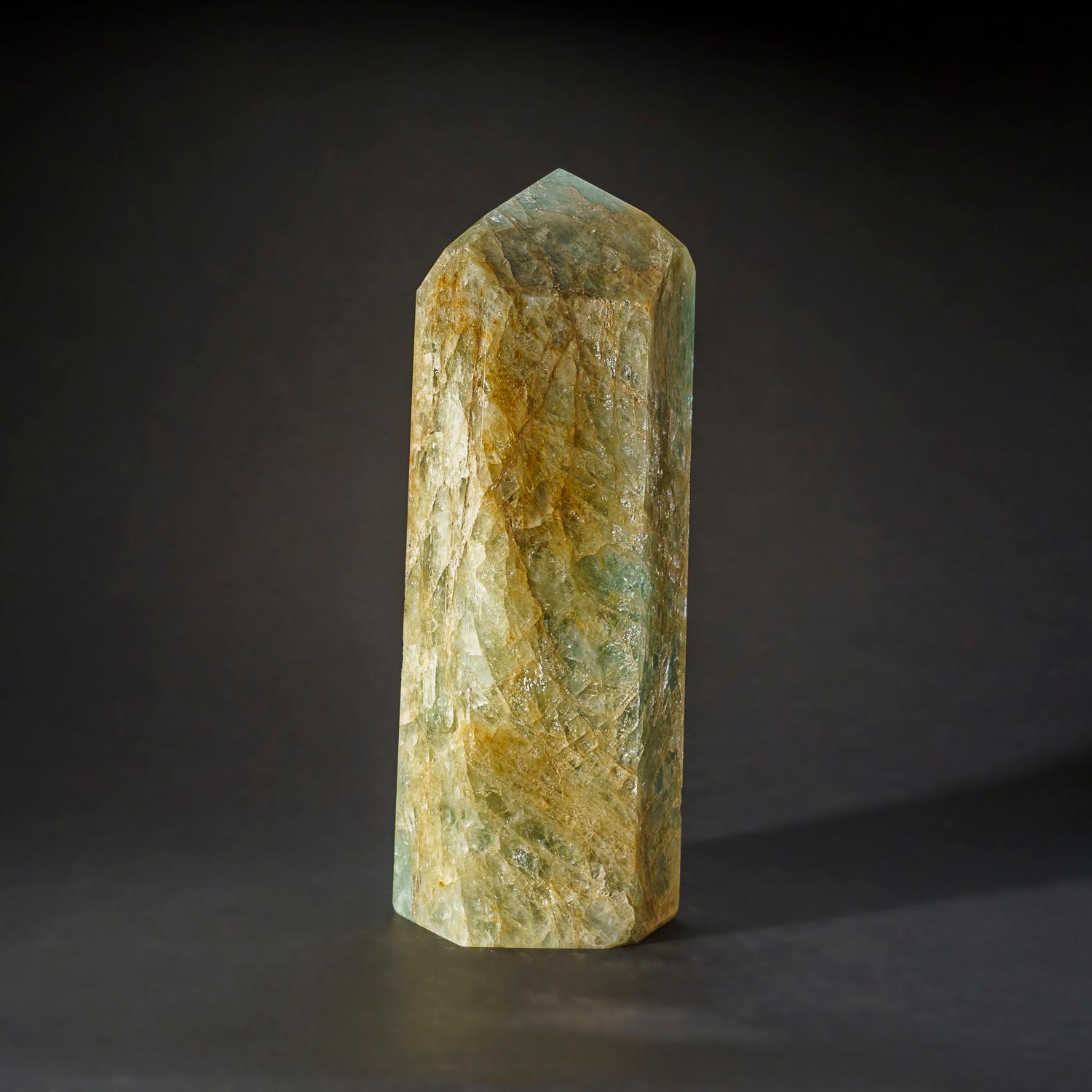 Grande cristallo di qualità museale di Acquamarina trasparente con la faccia perfettamente terminata. Questa punta di cristallo di classe mondiale ha un'ottima lucentezza e un eccellente colore blu naturale.

L'acquamarina ha una vibrazione alta e