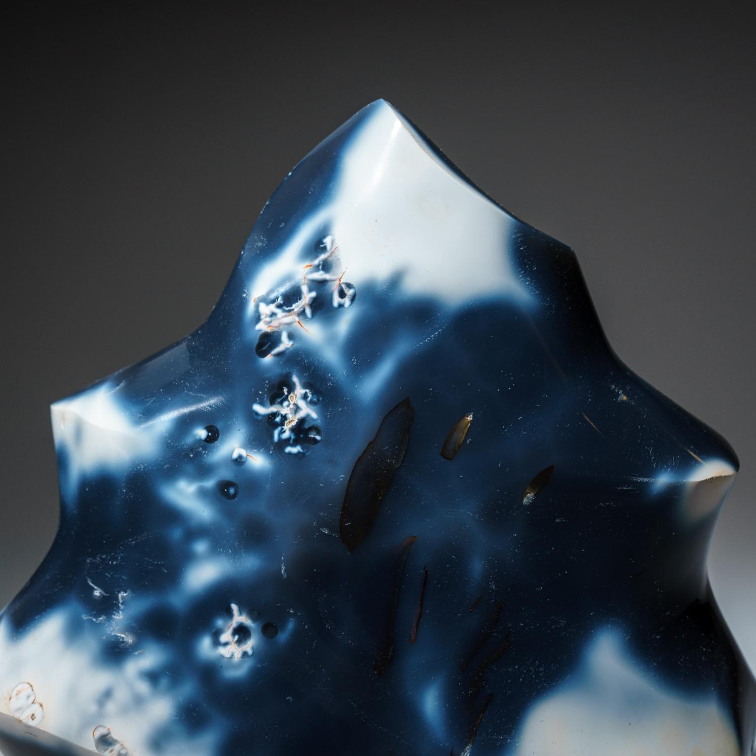 Agate calcédoine bleue de qualité AAA de Madagascar, également connue sous le nom de pierre d'orque, avec des motifs de couleur allant du blanc au gris, du gris-bleu au presque noir, polie à la main jusqu'à une finition miroir lisse. La calcédoine