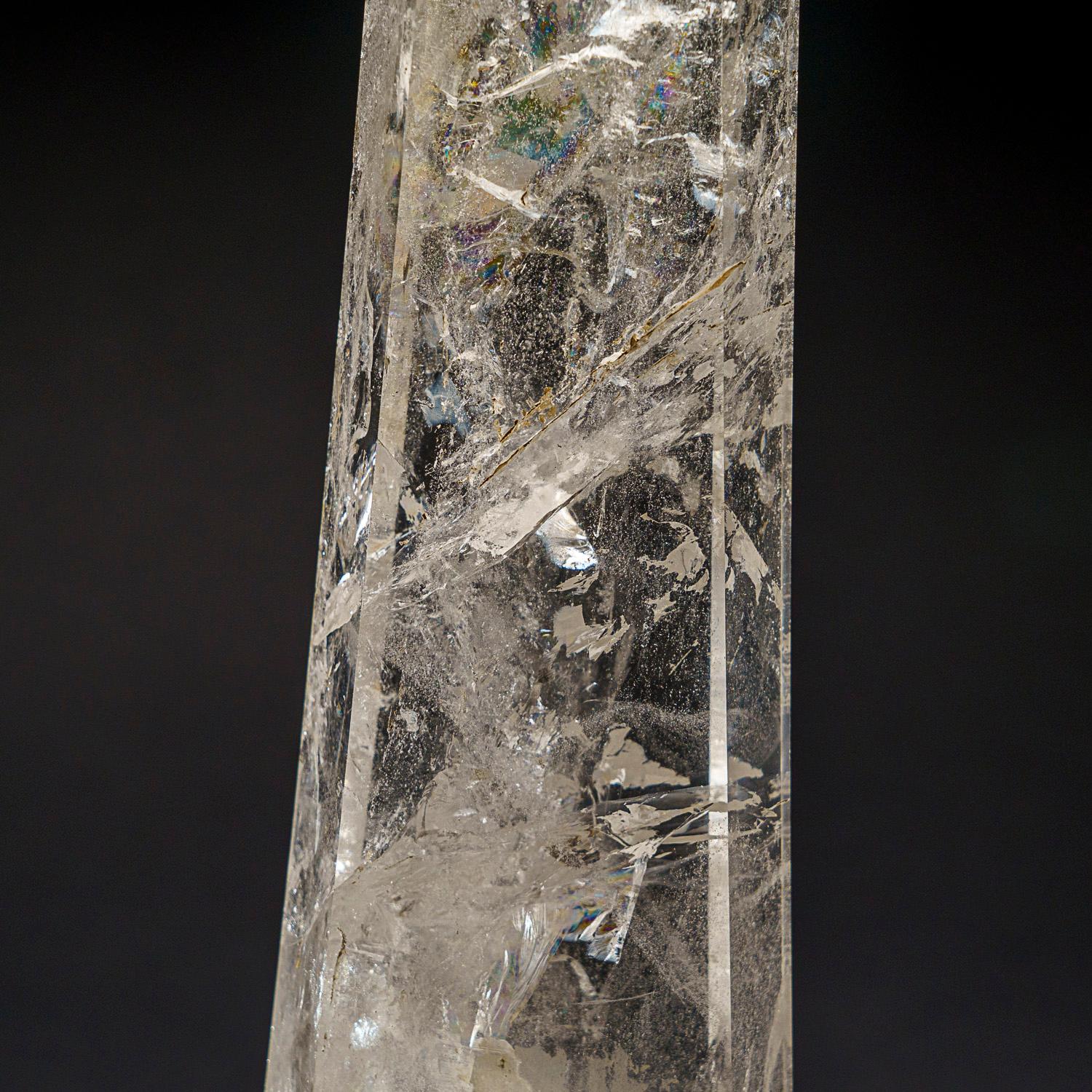 Dieser brasilianische, klare Quarzkristall ist von höchster Museumsqualität, mit einer polierten Spiegeloberfläche auf allen Seiten. Er ist als 