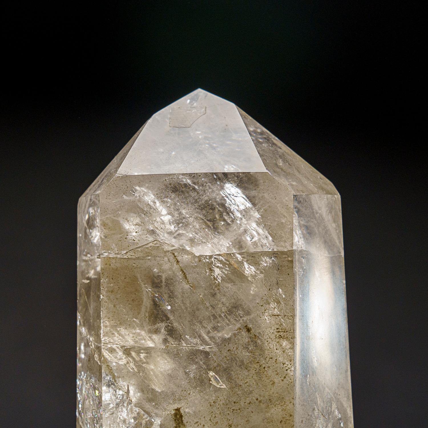 Cette pointe de cristal de quartz clair brésilien est d'une qualité muséale supérieure, avec une finition miroir polie sur toutes les faces. Connue sous le nom de 