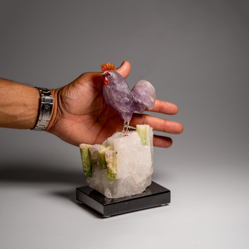 Genauer handgeschnitzter Amethyst- Hahn aus poliertem Amethyst auf einer Quarzmatrix (8,5