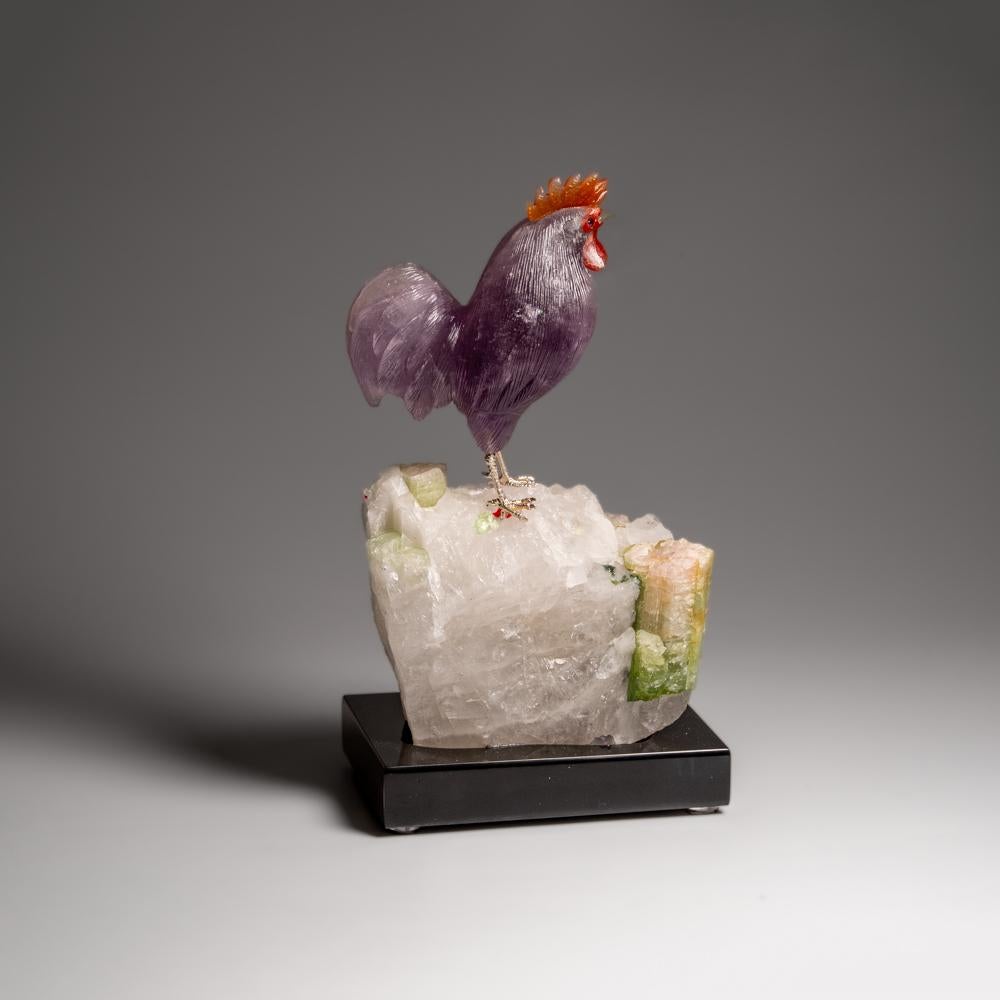 Genauer handgeschnitzter Amethyst- Hahn aus poliertem Amethyst auf einer Quarzmatrix (8,5