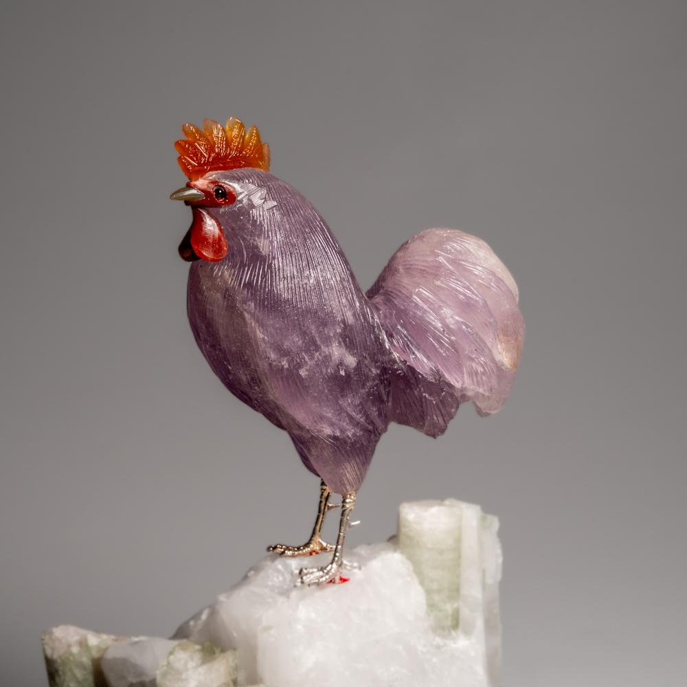 Genauer handgeschnitzter Amethyst- Hahn aus poliertem Amethyst auf einer Quarzmatrix (8,5