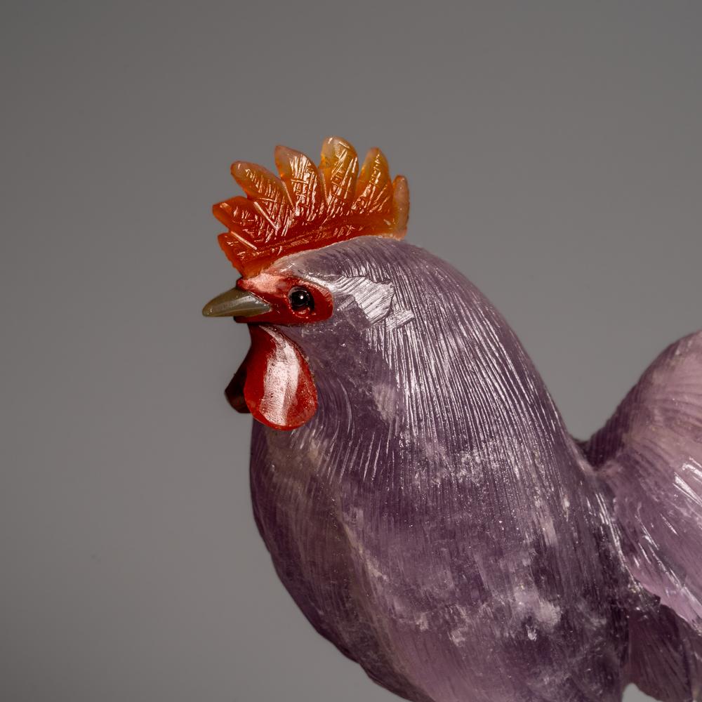 Genauer handgeschnitzter Amethyst- Hahn aus poliertem Amethyst auf einer Quarzmatrix (8,5