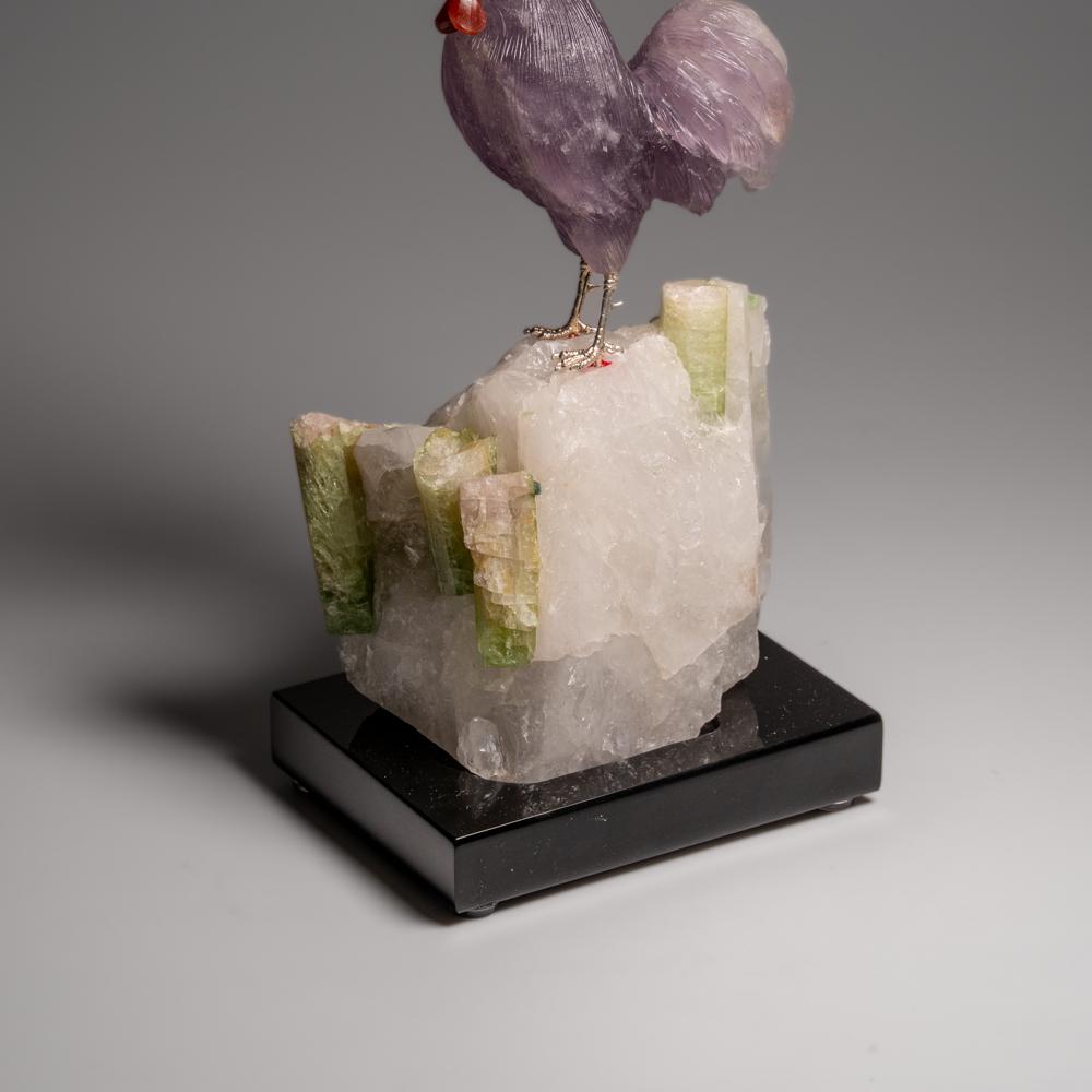 Genauer handgeschnitzter Amethyst- Hahn aus poliertem Amethyst auf einer Quarzmatrix (8,5