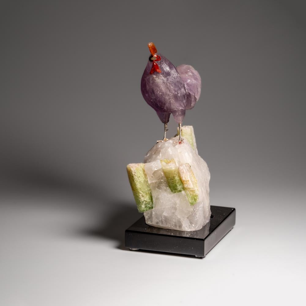 Genauer handgeschnitzter Amethyst- Hahn aus poliertem Amethyst auf einer Quarzmatrix (8,5