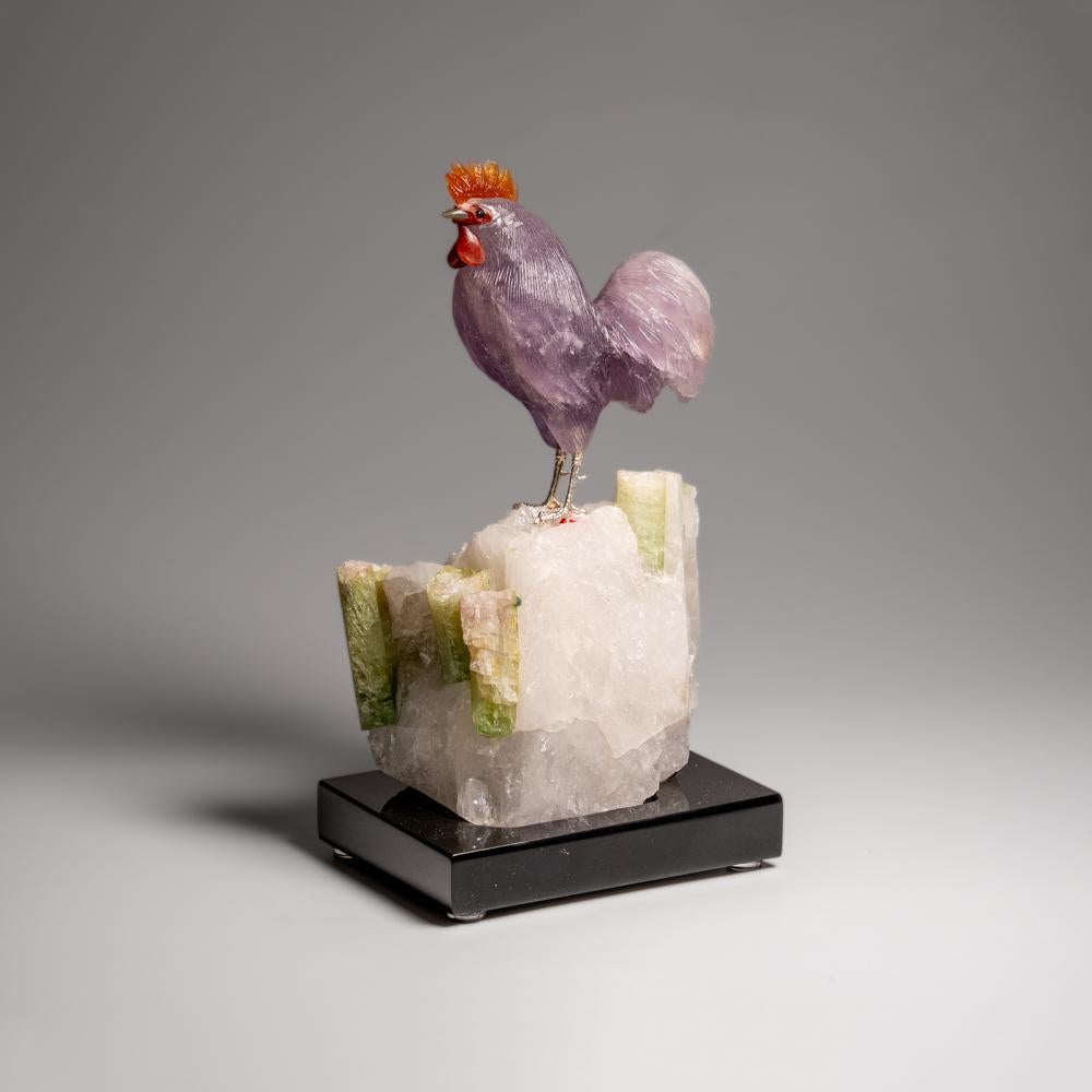 Genauer handgeschnitzter Amethyst- Hahn aus poliertem Amethyst auf einer Quarzmatrix (8,5