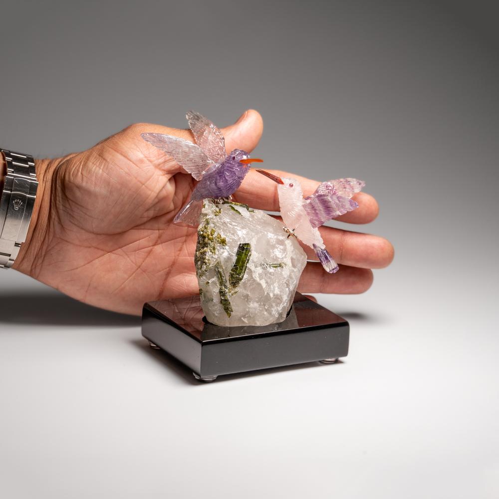 Cristal De véritables oiseaux chantournés en quartz, sculptés à la main sur tourmaline verte en vente