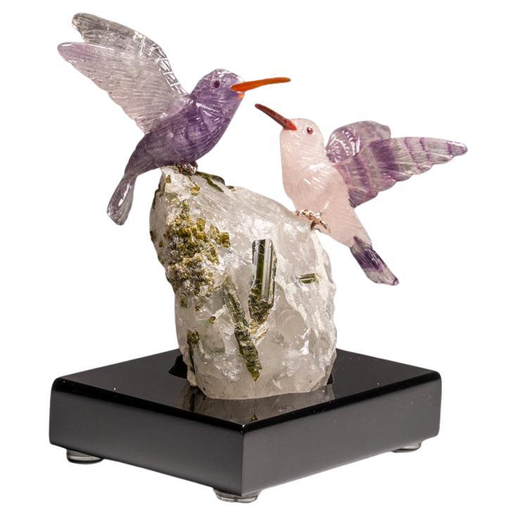 De véritables oiseaux chantournés en quartz, sculptés à la main sur tourmaline verte