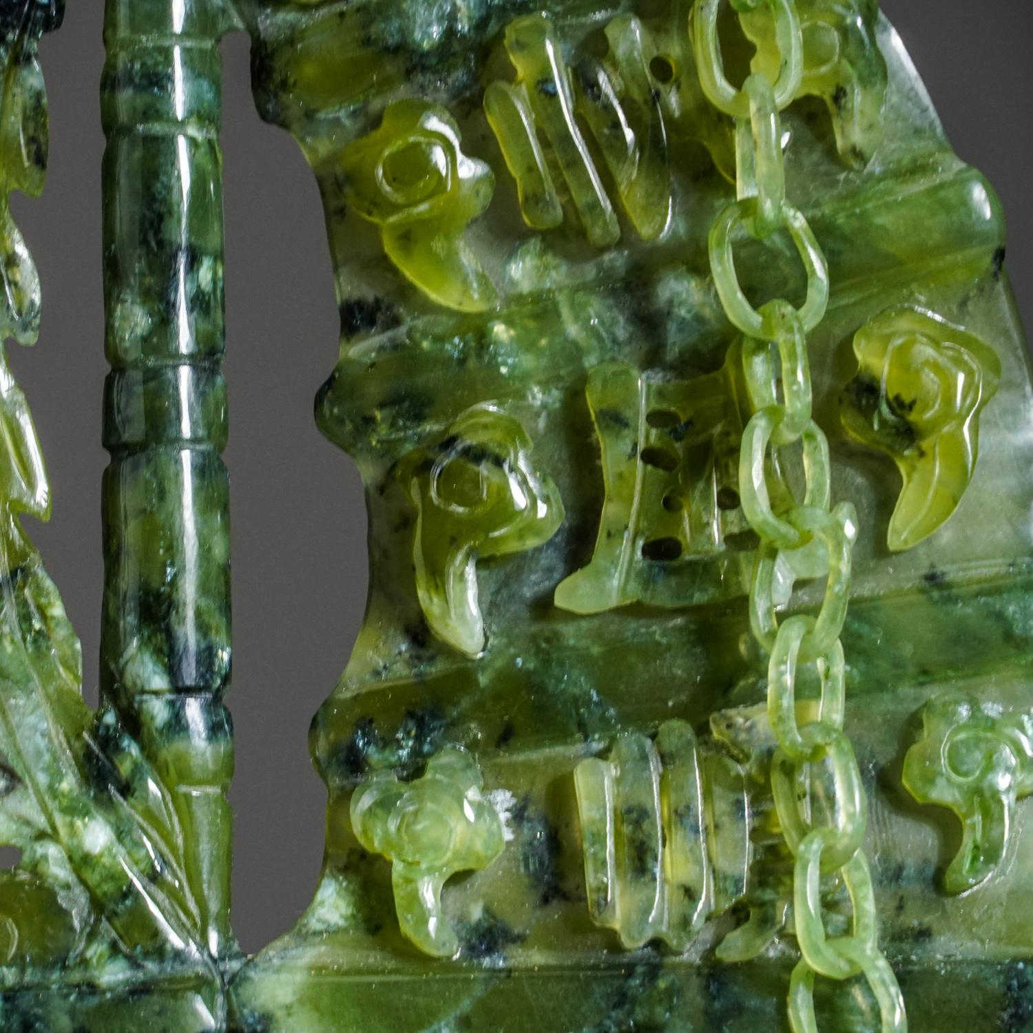 Véritable pièce unique, ce bateau est sculpté dans du jade néphrite taïwanais de la plus haute qualité. L'artisan qui a créé cette pièce l'a taillée dans un seul morceau de jade de qualité gemme, y compris les deux chaînes, dont les maillons