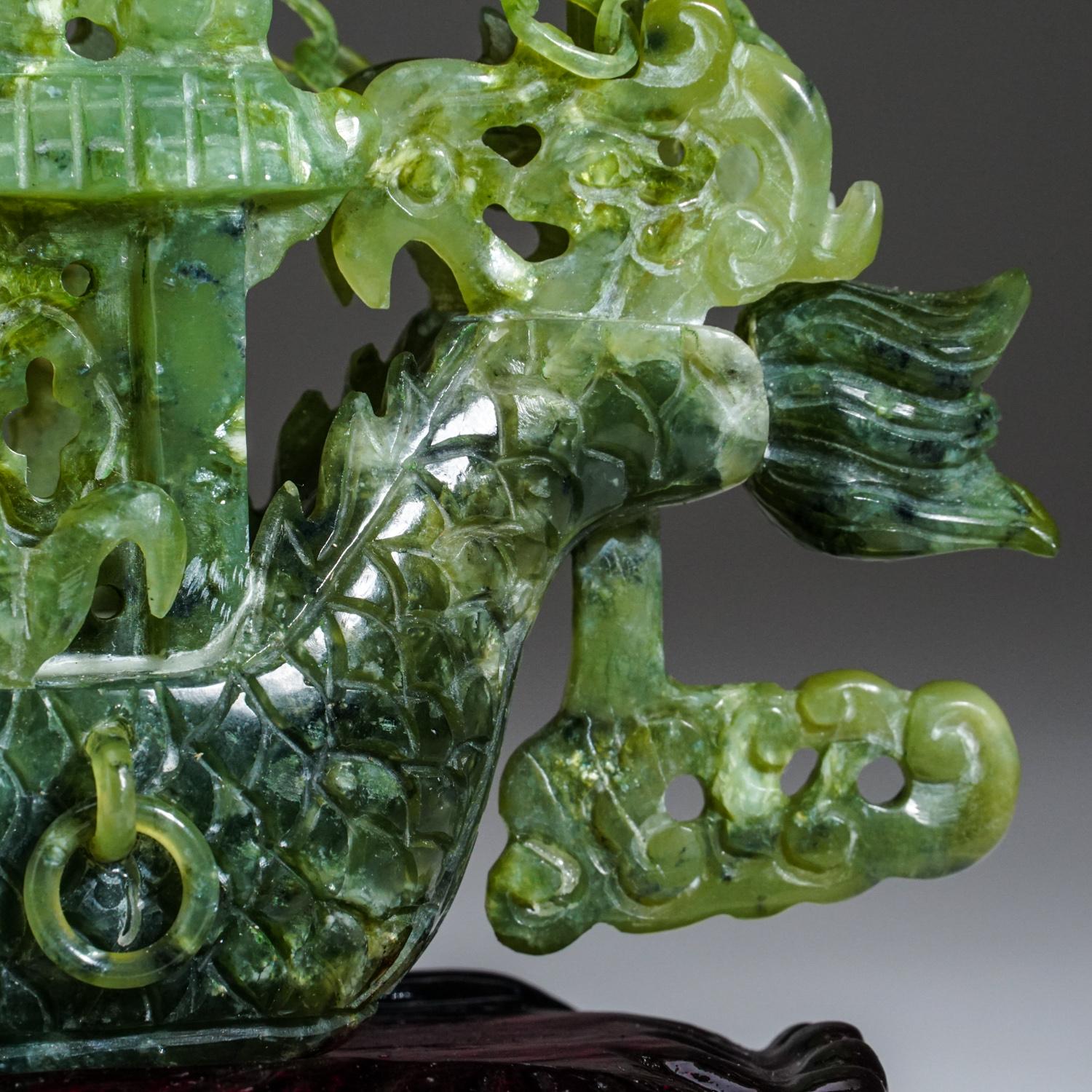 Fait main Vaisseau en jade véritable poli et sculpté à la main sur un Stand en bois en vente