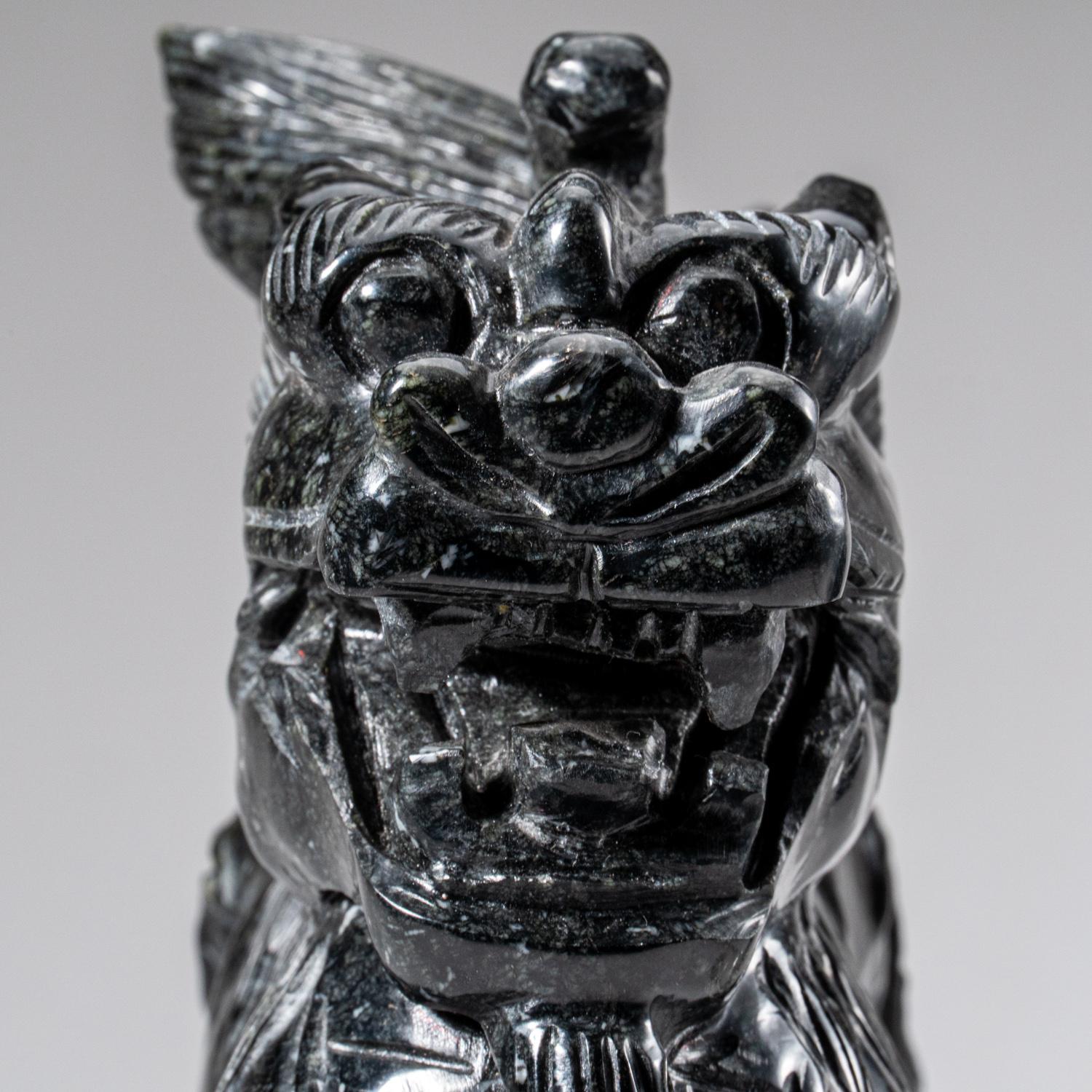 Grande sculpture à la main d'un chien de chasse chinois. Cette pièce est sculptée à la main dans un solide morceau de jade néphrite qui a été poli à la main pour obtenir une finition miroir. Ce jade est entièrement naturel, d'une couleur vert