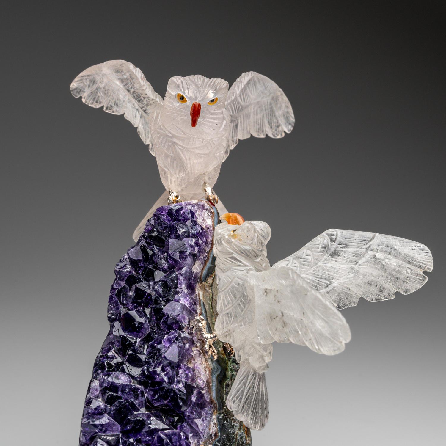 Questa scultura di gufo è un pezzo d'arte unico, scolpito in quarzo rosa e quarzo chiaro di qualità museale, con occhi in onice e becchi in corniola. I gufi sono appollaiati in cima a un geode di ametista e montati su un supporto personalizzato per