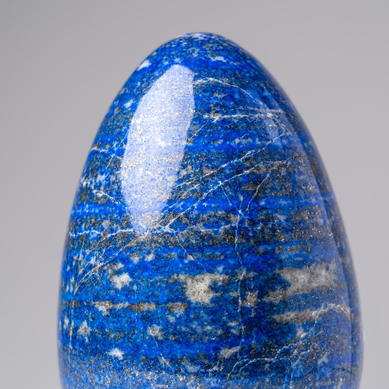 Questo magnifico uovo di Lapislazzuli di alta qualità, proveniente dall'Afghanistan, è stato accuratamente lucidato a mano per ottenere il massimo dell'estetica. Il solido pezzo di pietra naturale vanta una vibrante tonalità blu ultra-royal,