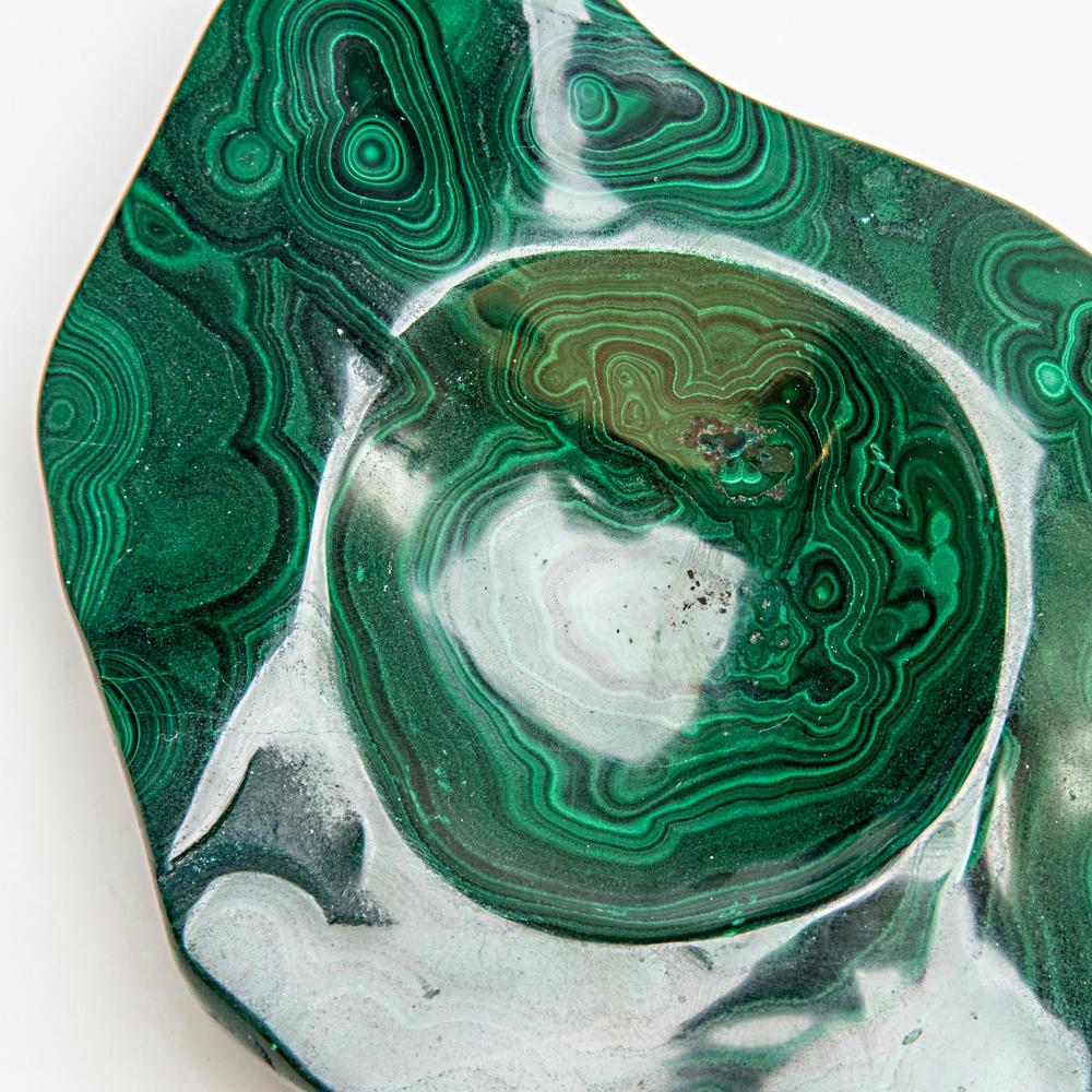 Questa ciotola in vera malachite lucida è lavorata meticolosamente e presenta intricati motivi di crescita concentrici. Proveniente dallo Zaire, non contiene cariche e vanta potenti proprietà riequilibranti e di manifestazione. Pietra preziosa nel
