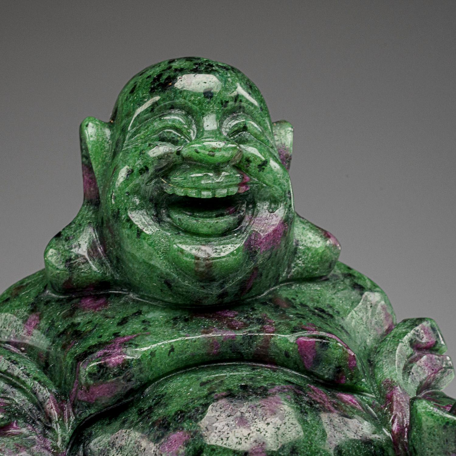 Questo splendido pezzo è scolpito da un unico rubino grezzo e dalla Ziosite. Le statue del Buddha che ride promuovono lo sviluppo delle qualità interiori per ottenere felicità, fortuna e soddisfazione. Il Buddha gioioso porta felicità e appagamento