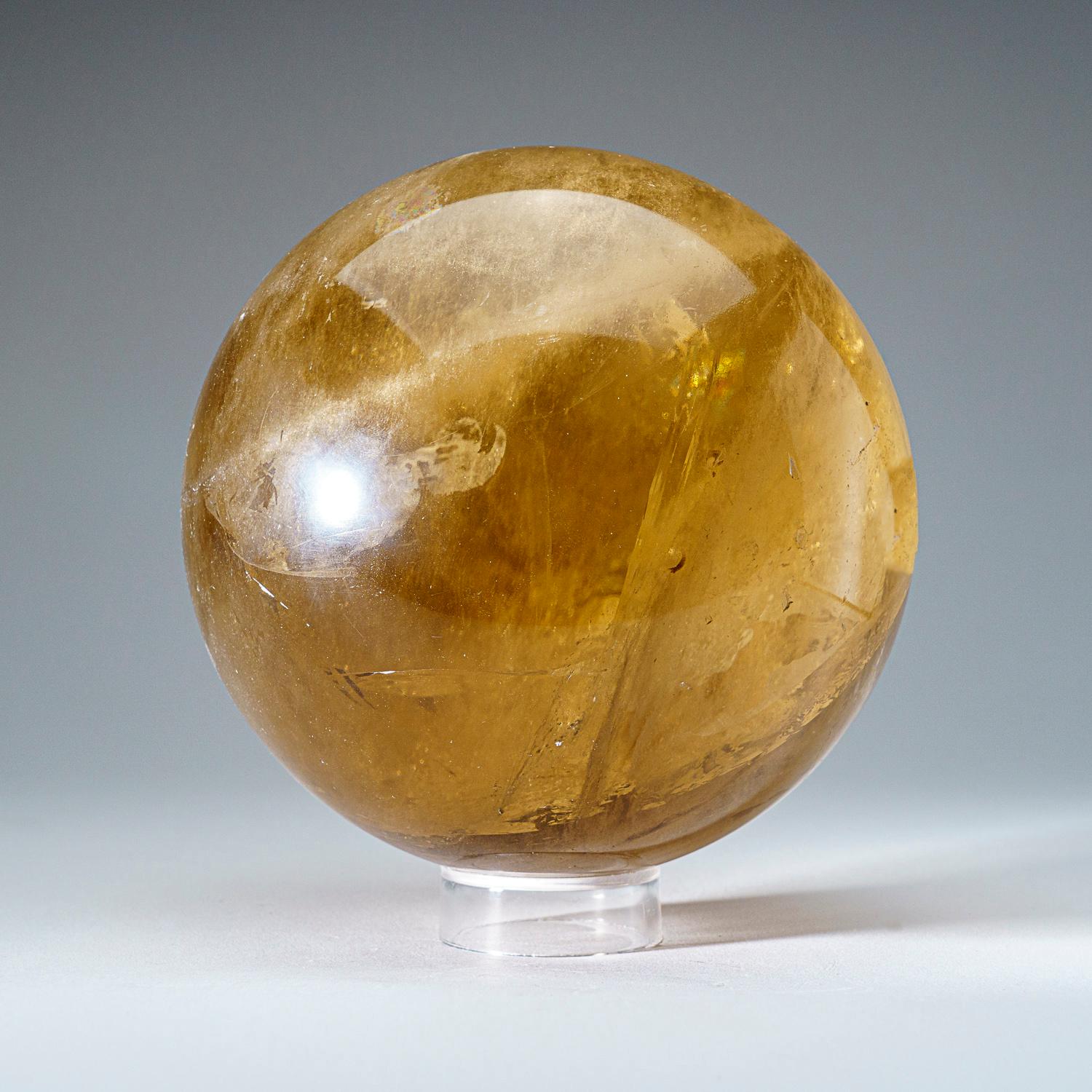 Questa sfera di quarzo fumé sapientemente lucidata, proveniente dal Brasile, è di qualità museale e vanta alti livelli di trasparenza e riflettività che la rendono un'aggiunta preziosa a qualsiasi collezione di cristalli, minerali o oggetti da