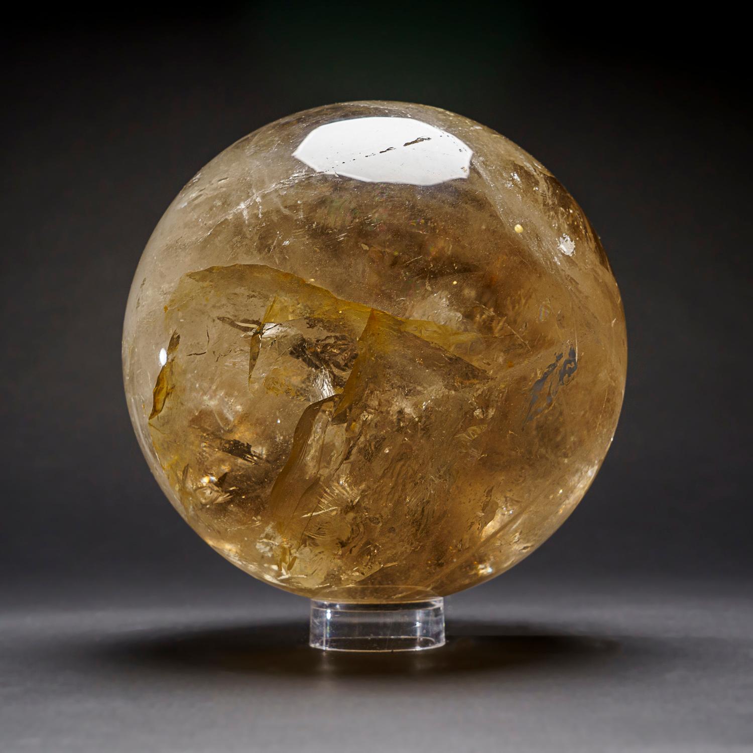 Cette sphère de quartz fumé du Brésil, polie par des experts, est d'une qualité muséale et présente des niveaux élevés de transparence et de réflectivité, ce qui en fait un ajout précieux à toute collection de cristaux, de minéraux ou d'objets de
