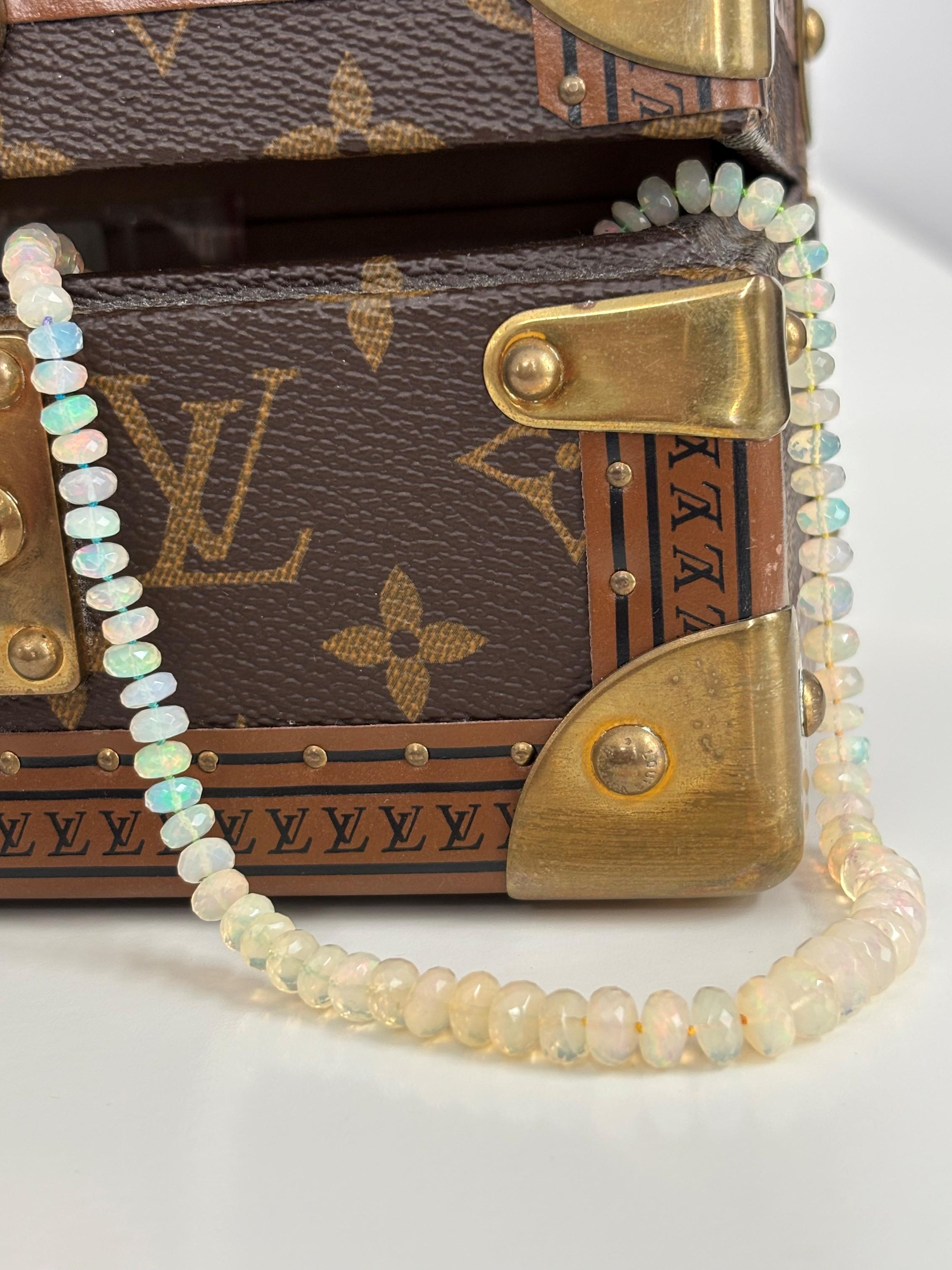 Gran collar brillante de ópalo etíope graduado, meticulosamente anudado a mano sobre seda y acabado con un cierre de oro de 18 quilates. Todas las piedras están talladas a mano para conseguir un efecto más brillante y contienen un espectro completo