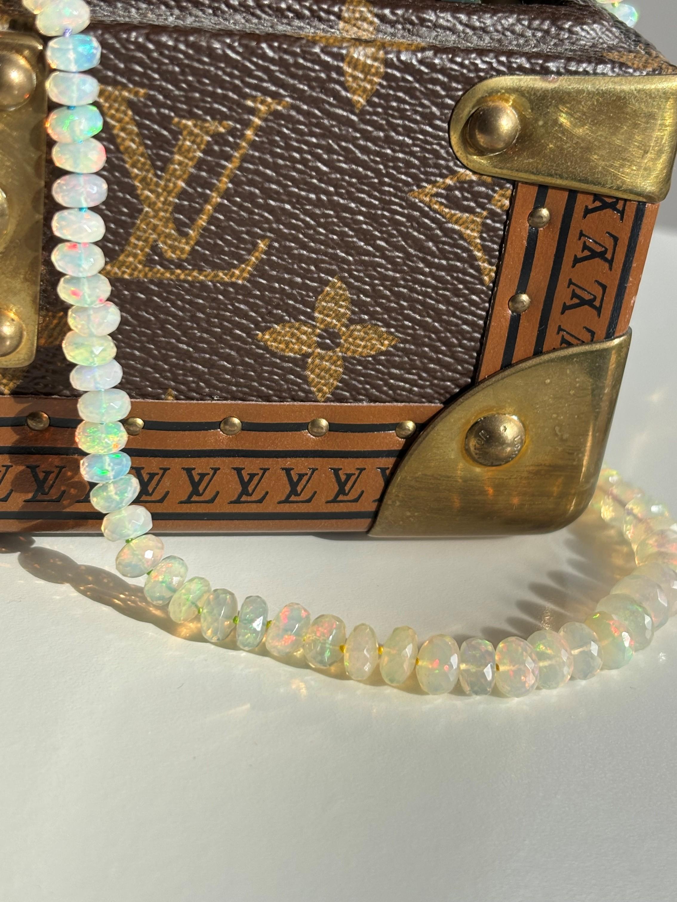 Collar de Cuentas de Diamantes 18K con Ópalo Arco Iris Auténtico en venta 4