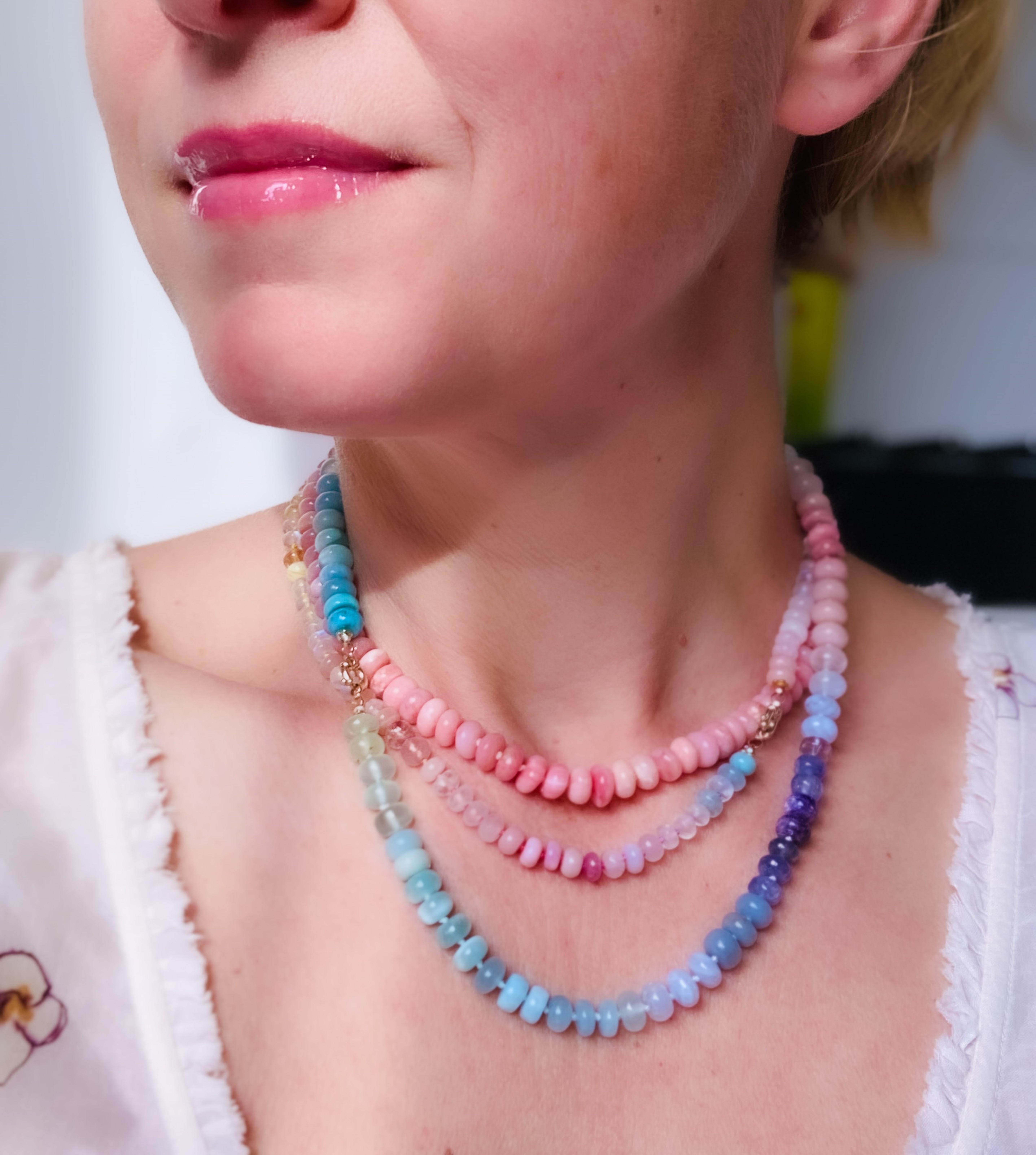 Un largo regio de gemas fluidas de color pastel, ensartadas a mano en seda multicolor. ¡Capta todo el espectro del arco iris con este collar semiprecioso de gemas múltiples!

** ten en cuenta que la longitud de este collar puede