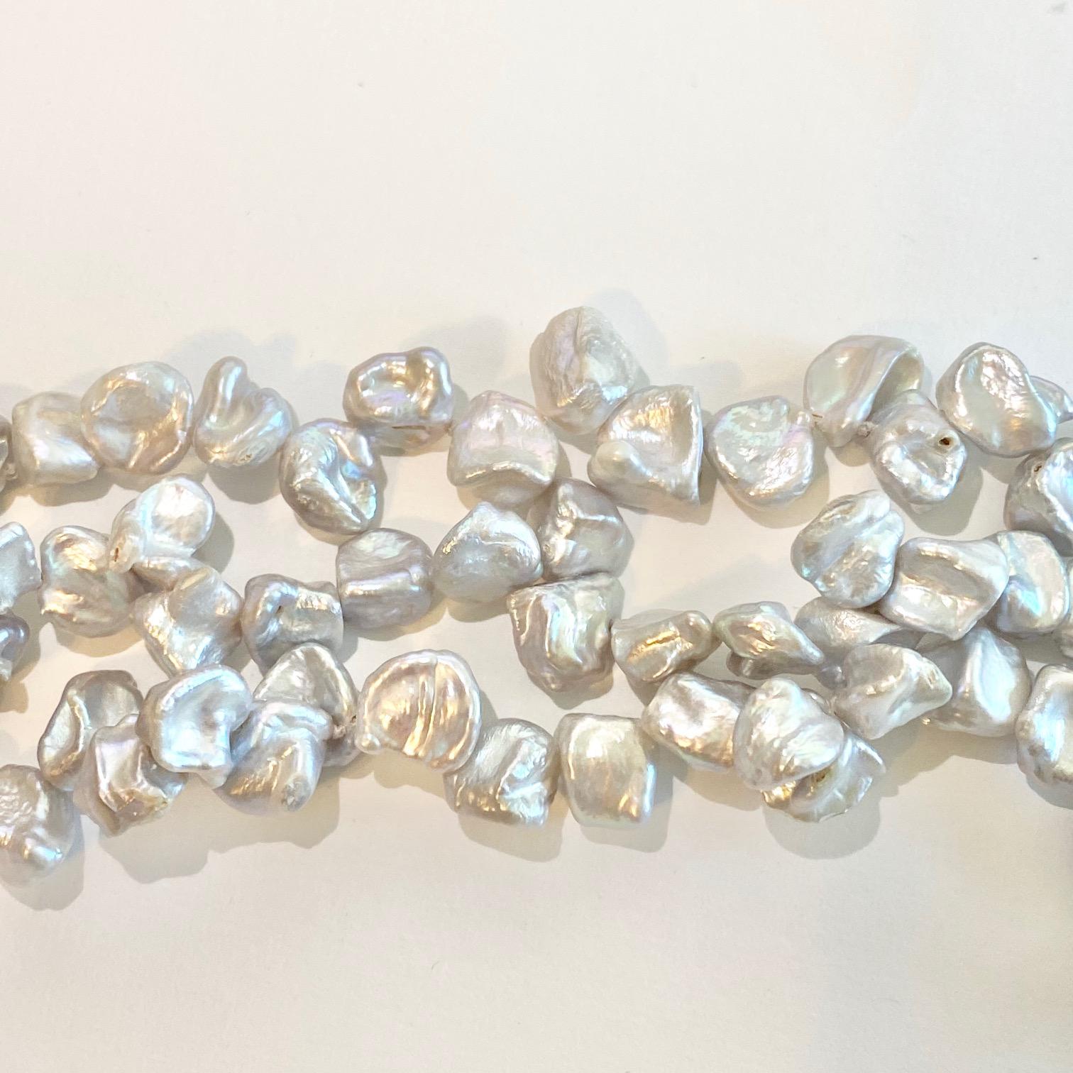 Diese Halskette ist so ein klassisches Statement-Stück! Es hat drei Stränge aus echten Keshi-Perlen. Diese Halskette ist in der Länge verstellbar und somit vielseitig einsetzbar! Diese Perlen haben so erstaunliche organische Formen und einen