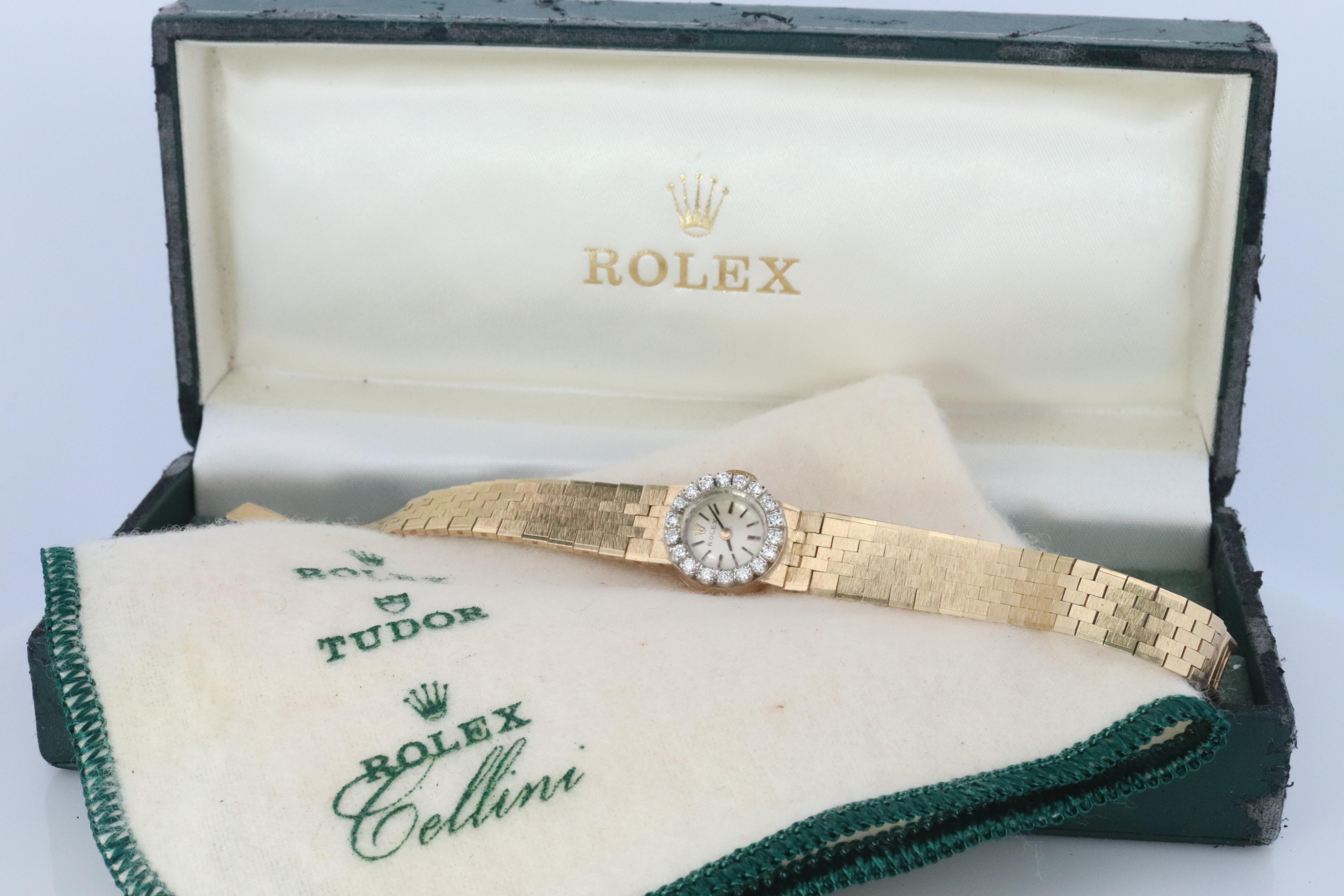 14k Gelbgold Rolex Diamond Lünette Damen mechanisches Uhrwerk Armbanduhr. Circa 1970. 

1400 Kaliber Rolex Uhrwerk Ref. 4431.

Schöne Uhr. Manueller Aufzugsmechanismus. 

Gehäuse und Ziegel Armband ist 14k 585 Gelbgold
15mm Gehäuse
1,5 mm