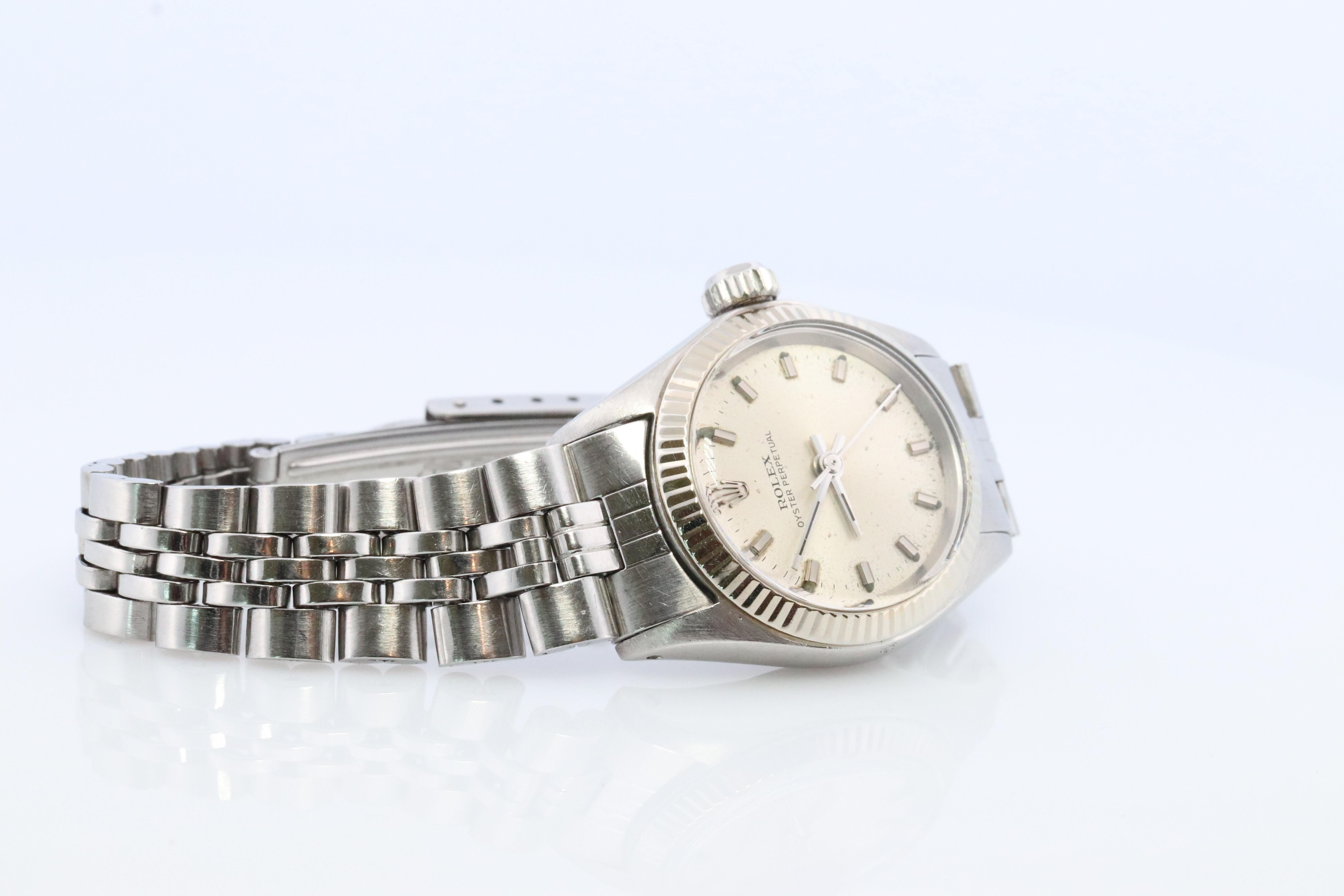 Edelstahl Rolex mit 14k Weißgold Lünette  Damen Automatik Uhrwerk Armbanduhr. Um 1960er. 

25mm Rolex Automatikwerk Ref. 6619.

Schöne Uhr. 

Gehäuse und Armband sind aus Edelstahl. Lünette ist 14k Weißgold.

6.5inch Handgelenk (einstellbar auf
