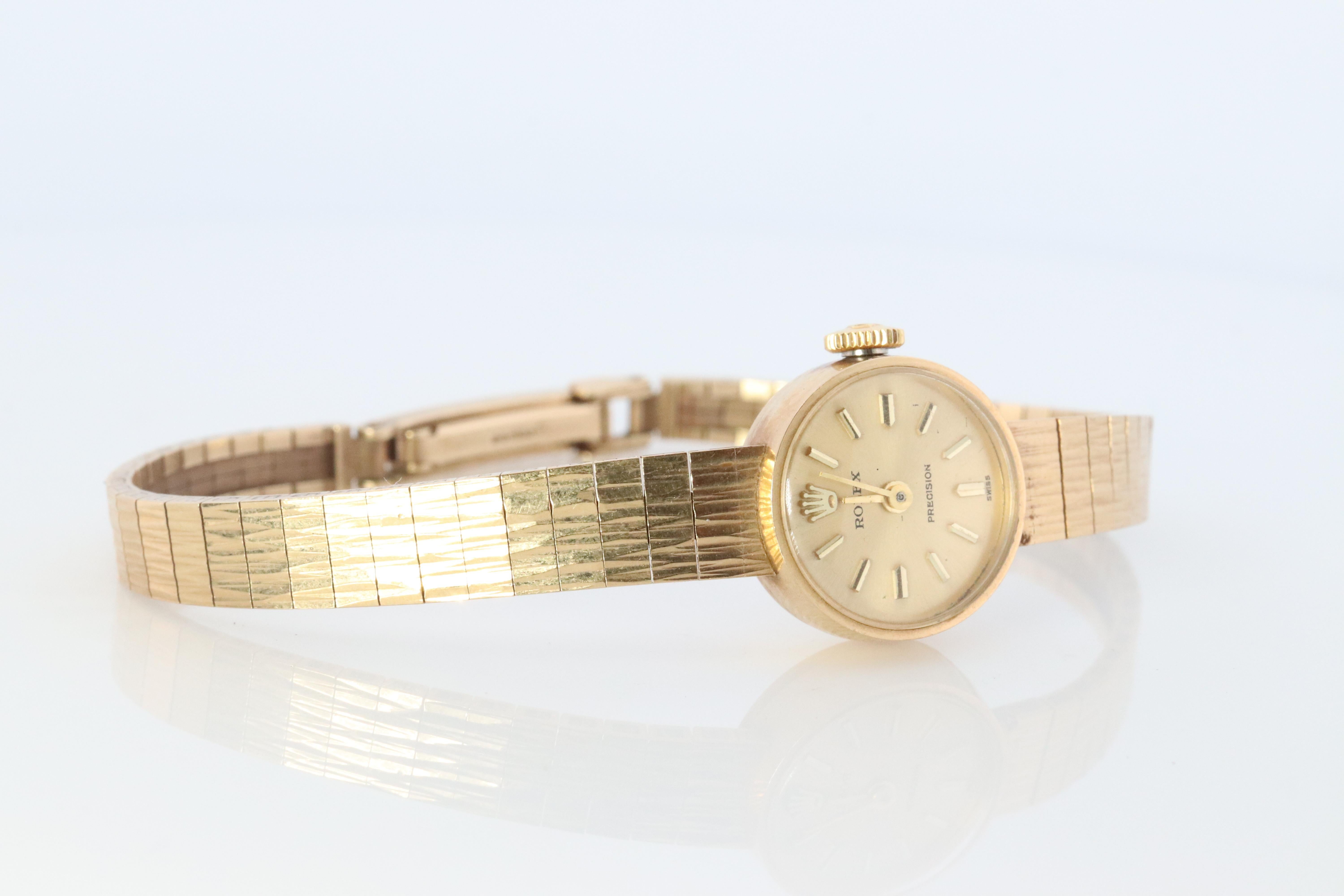 9k Gelbgold Rolex Runde Lünette Damen mechanisches Uhrwerk Armbanduhr.

Rolex Uhrwerk 18 Jewell Cal 1401

Schöne Uhr. Manueller Aufzugsmechanismus. 

Gehäuse und Armband ist 9k Gelbgold
15mm rundes Gehäuse
6in bis 6.75in verstellbares