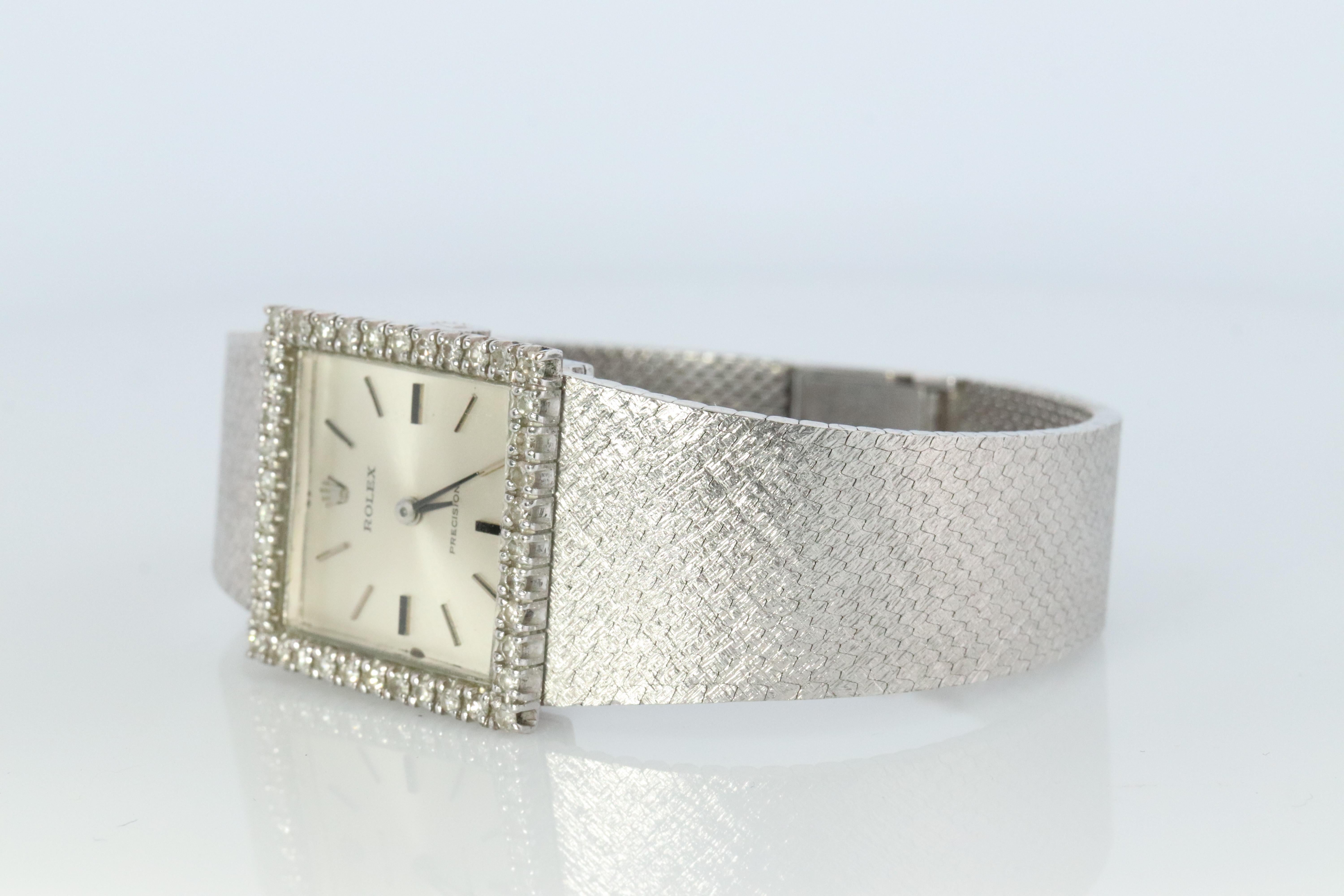 Montre-bracelet en acier inoxydable Rolex Precision Ladies mechanical Movement. Vers 1971. 

Calibre 1400 Mouvement Rolex Ref. 2611.

Belle montre. Mécanisme de remontage manuel. 

Le boîtier et le bracelet sont en acier inoxydable avec une lunette