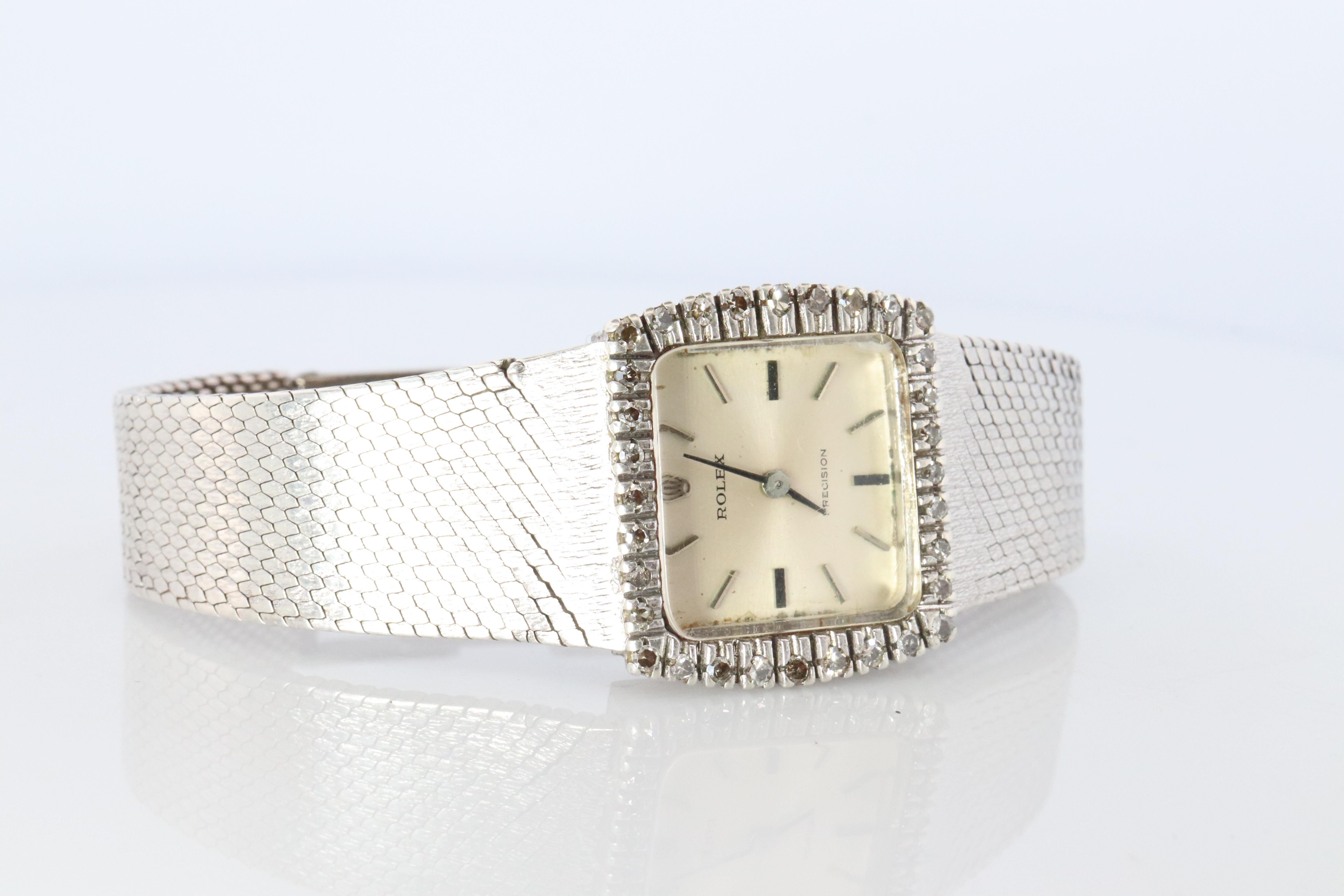 Edelstahl Rolex Präzision Damen mechanische Bewegung Armbanduhr. Ca. 1972. 

1400 Kaliber Rolex Uhrwerk Ref. 2611.

Schöne Uhr. Manueller Aufzugsmechanismus. 

Gehäuse und Armband sind aus Edelstahl mit Diamantlünette.

6,25 Zoll Handgelenk
21mm x