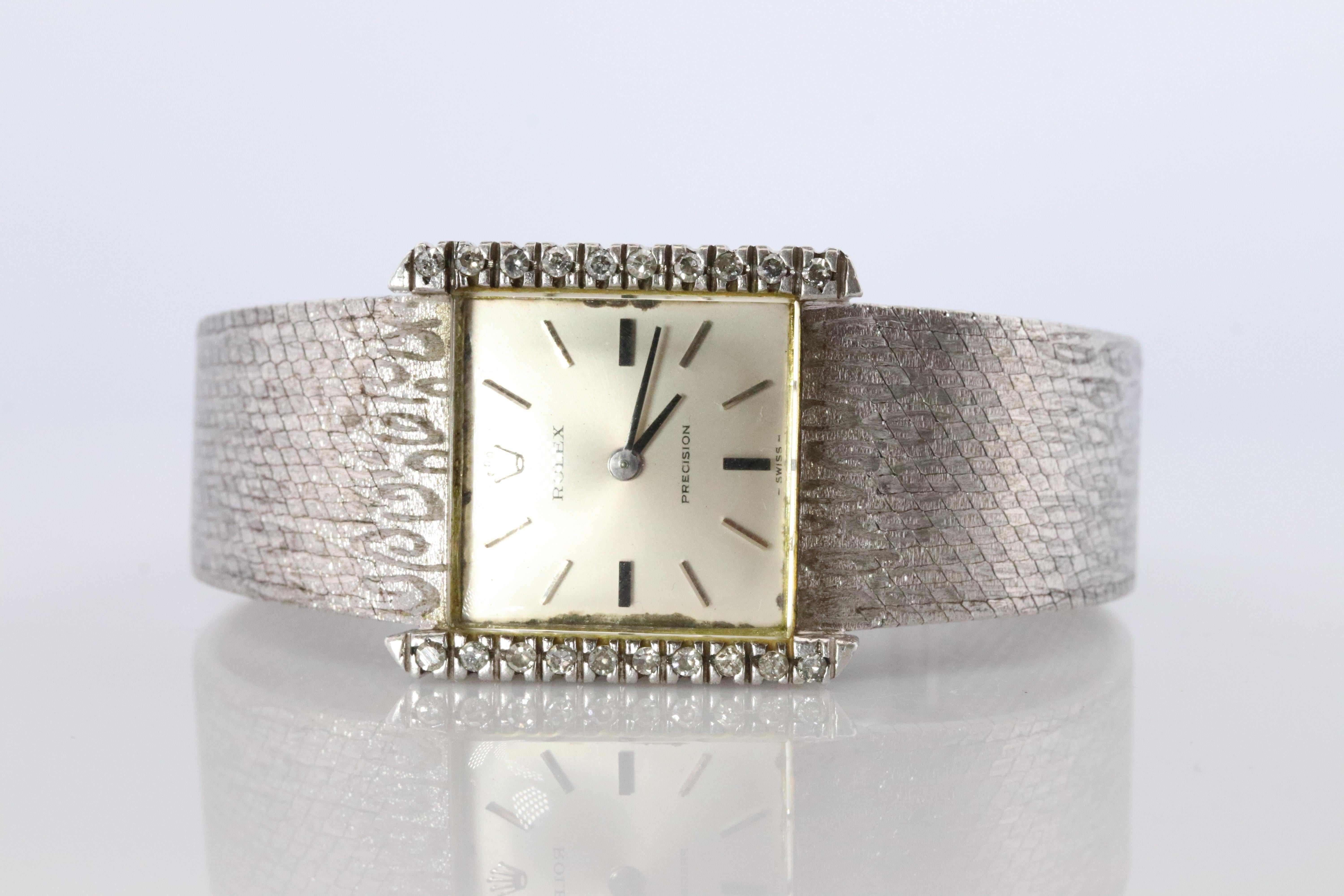 Edelstahl Rolex Präzision Damen mechanische Bewegung Armbanduhr. Circa 1975. 

1400 Kaliber Rolex Uhrwerk Ref. 2611.

Schöne Uhr. Manueller Aufzugsmechanismus. 

Gehäuse und Armband sind aus Edelstahl mit Diamantlünette.

6.25in bis 6.5in