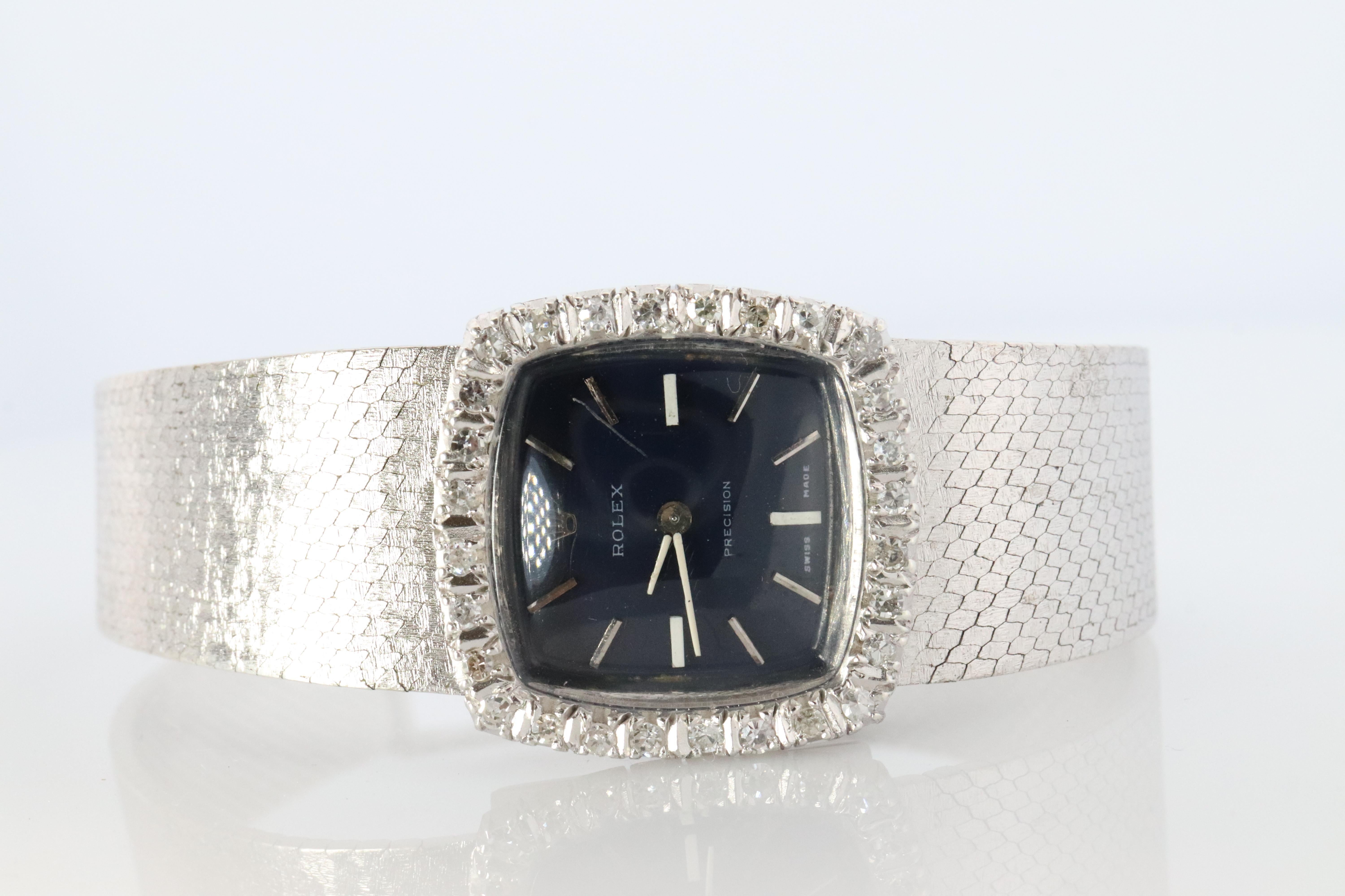 Edelstahl Rolex Präzision Damen mechanische Bewegung Armbanduhr. Ca. 1972. 

1400 Kaliber Rolex Uhrwerk Ref. 2611.

BLAUES ZIFFERBLATT

Schöne Uhr. Manueller Aufzugsmechanismus. 

Gehäuse und Armband sind aus Edelstahl mit