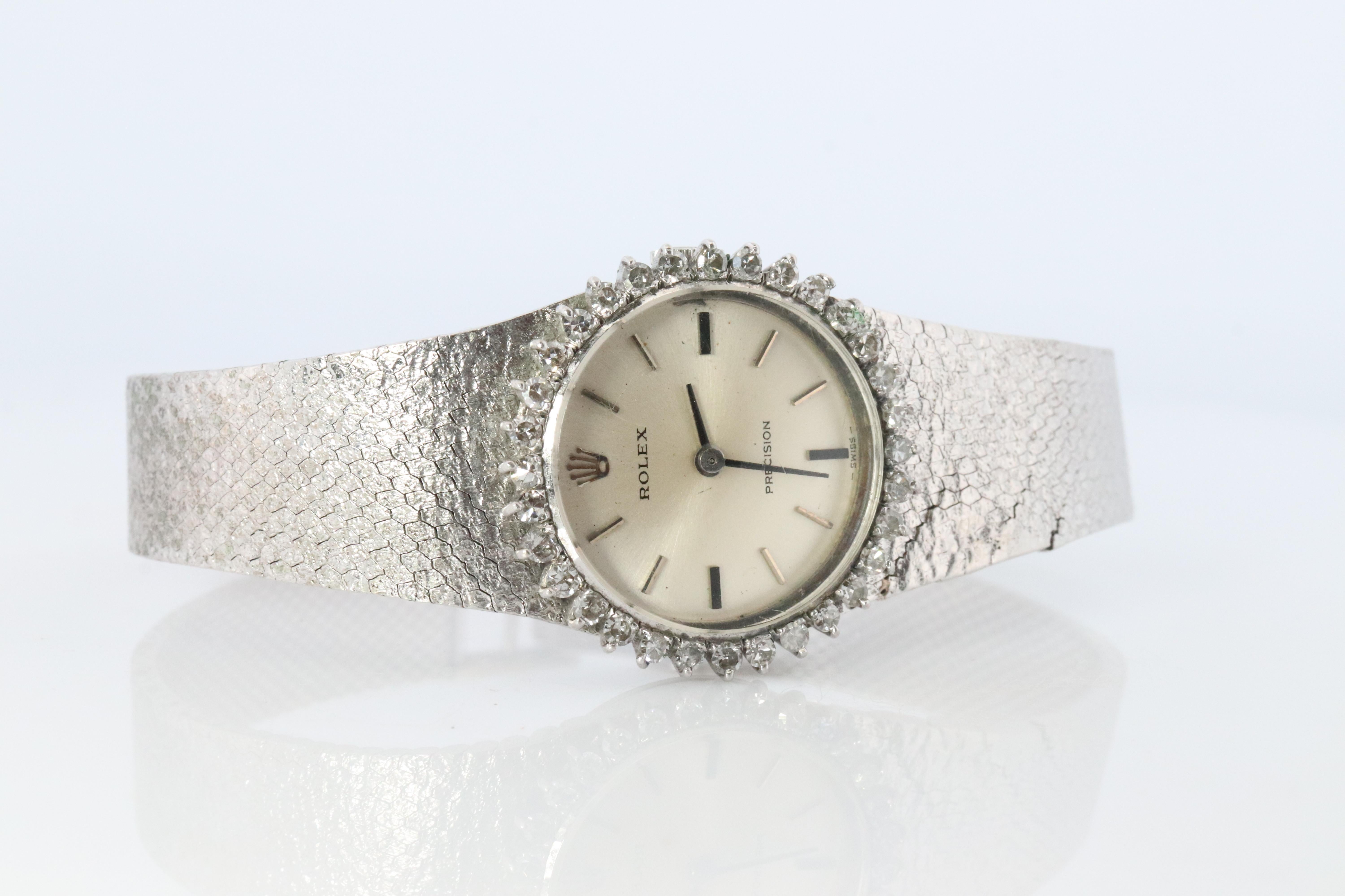 Edelstahl Rolex Präzision Damen mechanische Bewegung Armbanduhr. Circa 1970.

1400 Kaliber Rolex Uhrwerk Ref. 2649.

Schöne Uhr. Manueller Aufzugsmechanismus. 

Gehäuse und Armband sind aus Edelstahl mit Diamantlünette.

6,75-Zoll-Handgelenk
25mm