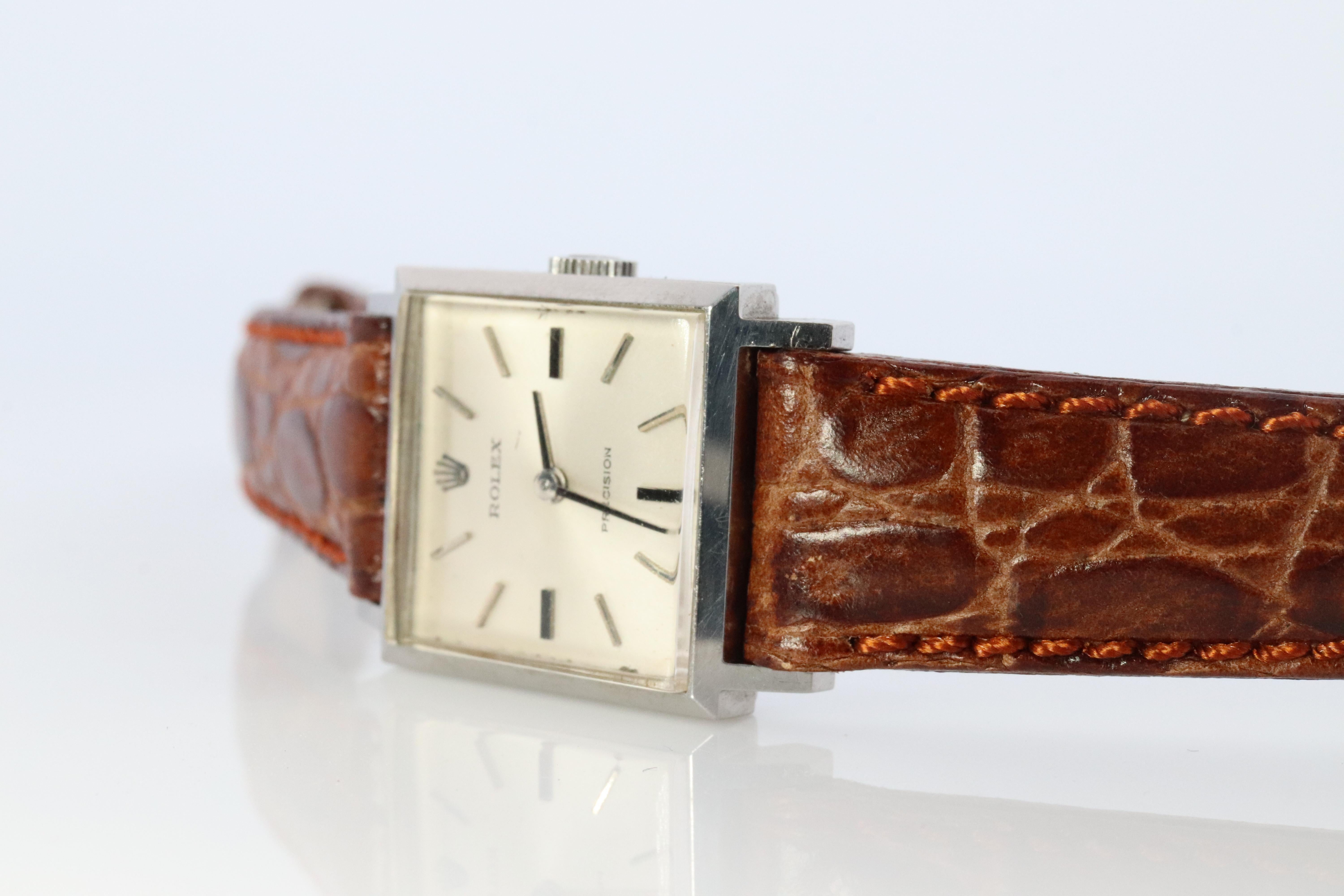 Edelstahl Rolex Präzision Damen mechanische Bewegung Armbanduhr. Circa 1975. 

1400 Kaliber Rolex Uhrwerk Ref. 2611.

Schöne Uhr. Manueller Aufzugsmechanismus. 

Gehäuse ist aus Edelstahl
New GUCCI Lederband mit Rolex Schließe.

20mm quadratisches