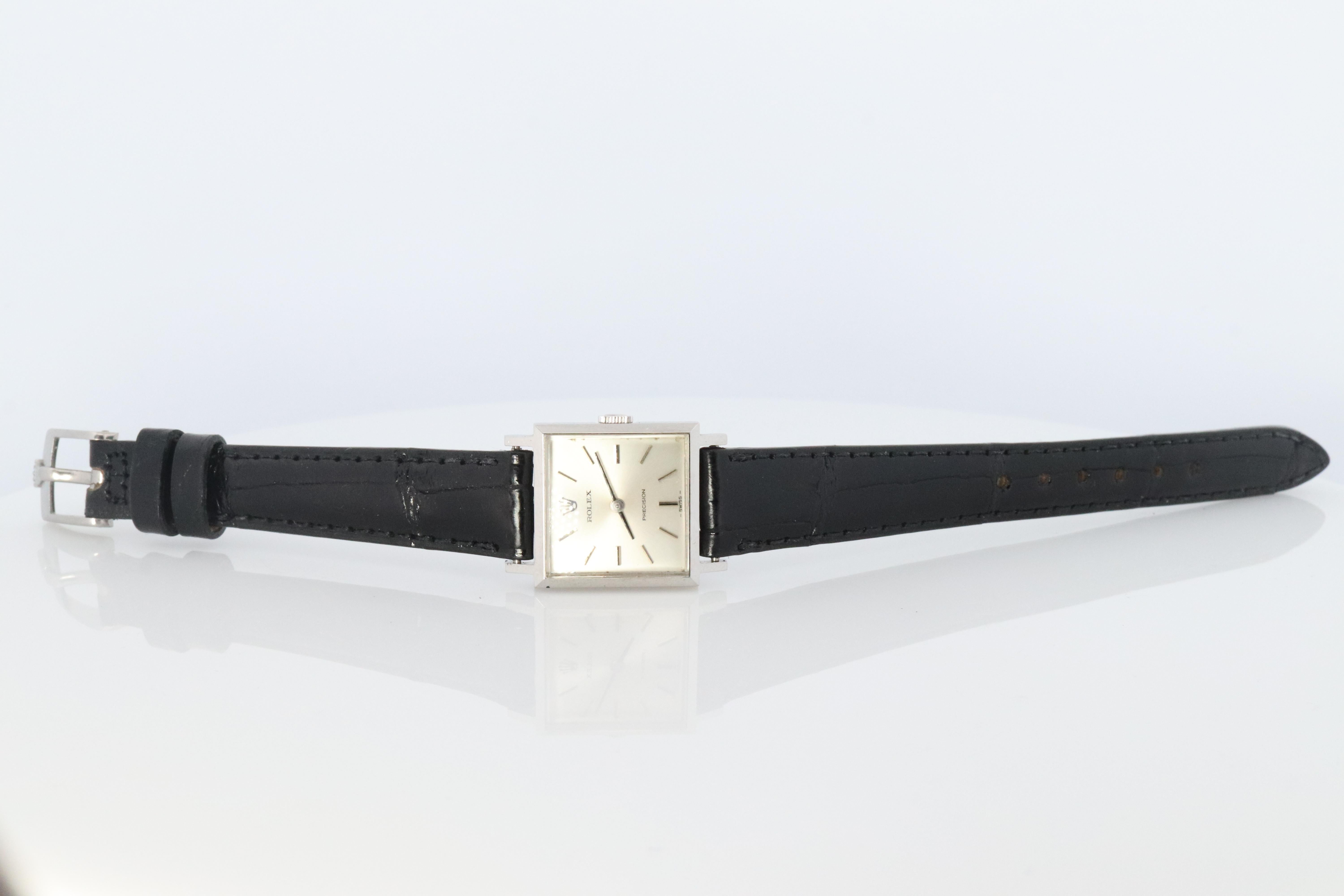 Edelstahl Rolex Präzision Damen mechanische Bewegung Armbanduhr. 

1400 Kaliber Rolex Uhrwerk Ref. 2611.

Schöne Uhr. Manueller Aufzugsmechanismus. 

Gehäuse ist aus Edelstahl
Neues schwarzes Lederband.

20mm quadratisches Gehäuse


Zustand: Läuft