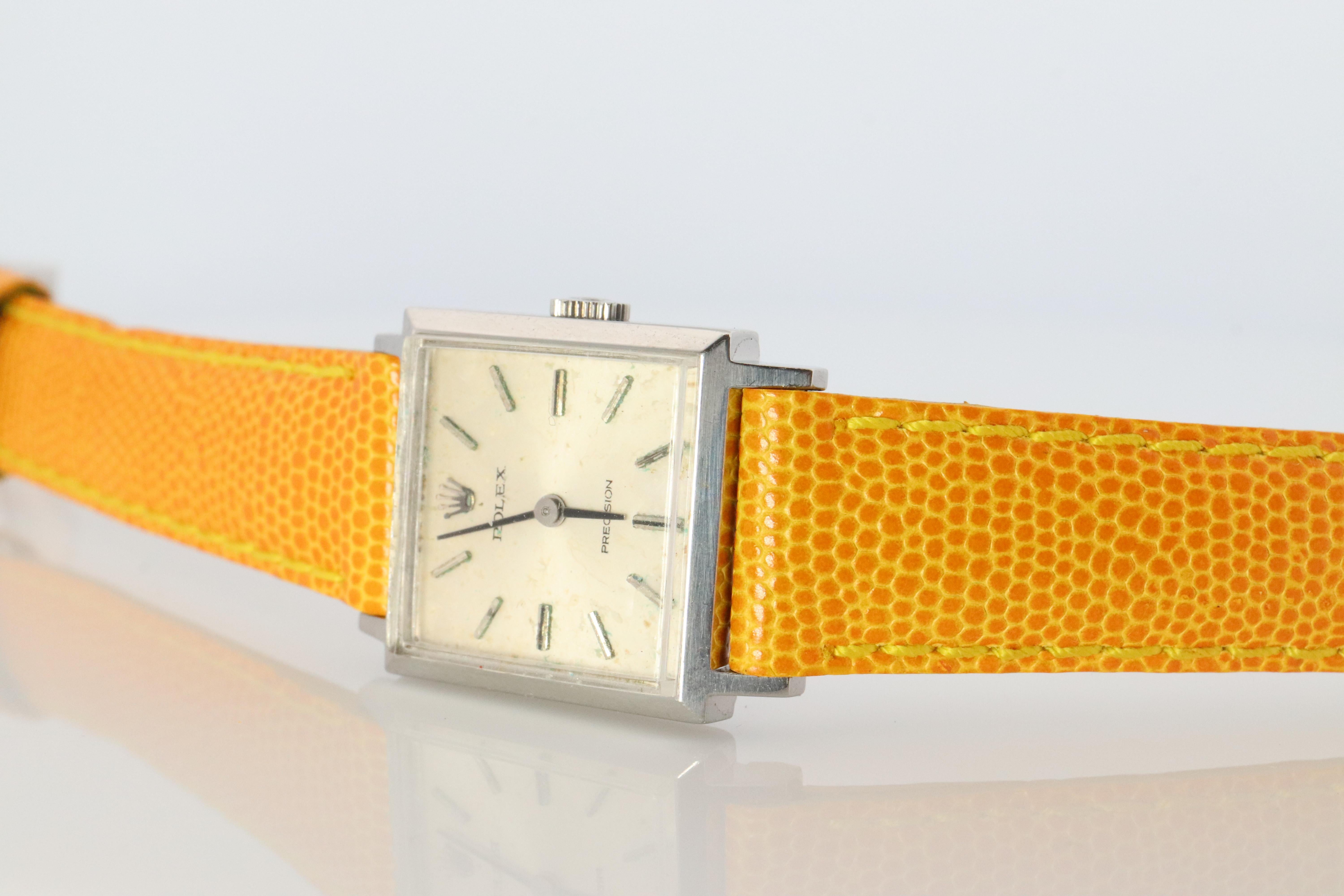 Montre-bracelet en acier inoxydable Rolex Precision Ladies mechanical Movement.

Calibre 1400 Mouvement Rolex Ref. 2611.

Belle montre. Mécanisme de remontage manuel. 

Le boîtier est en acier inoxydable.
Nouveau bracelet en cuir Gucci.

Boîtier