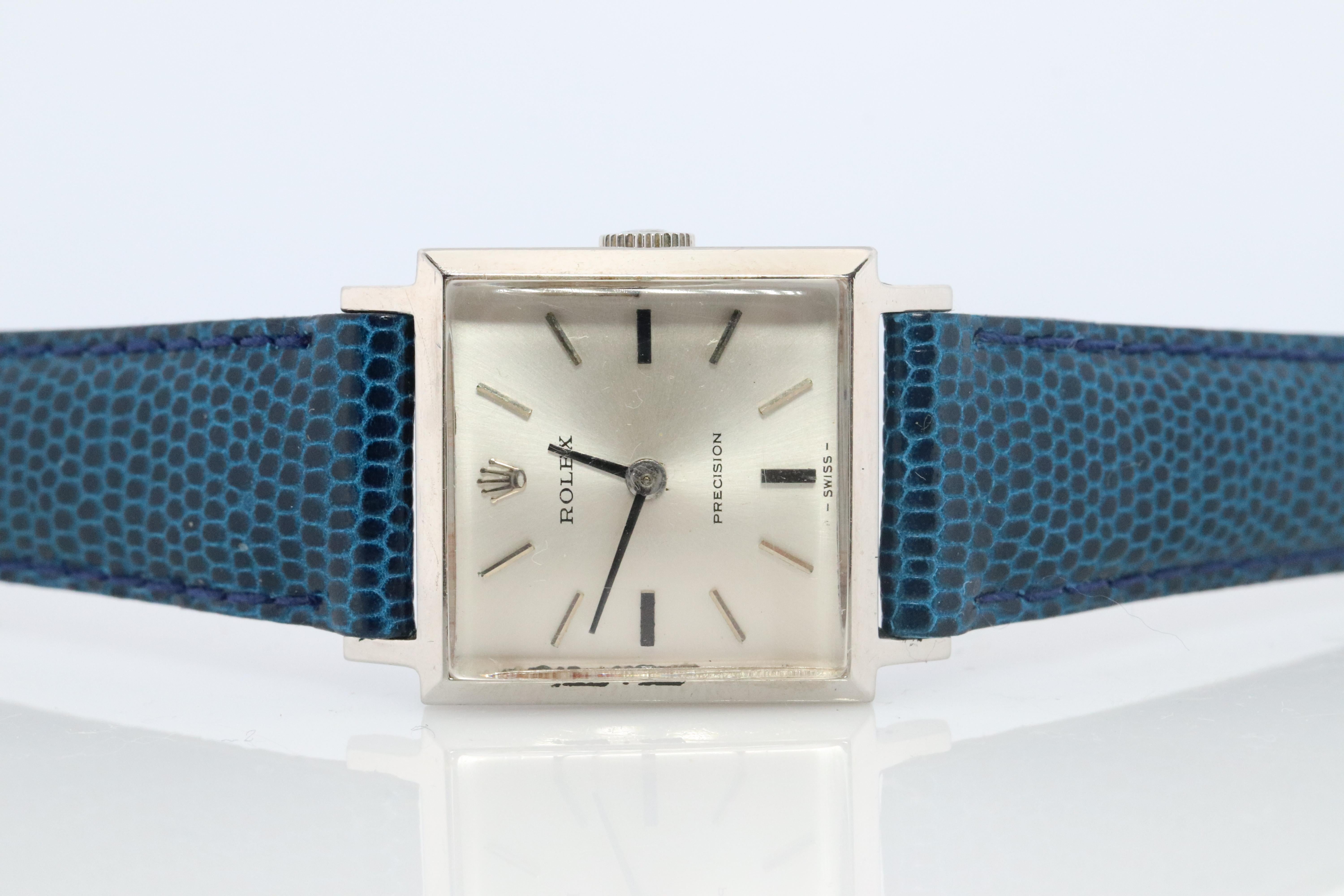 Stainless Steel Rolex Precision Ladies mechanical Movement Wristwatch.

1400 Caliber Rolex Movement Ref. 2611.

Beautiful Watch. Manual Windup mechanism. 

Case is Stainless Steel
New Blue Leather Band.

20mm square case


Condition: Winds up and
