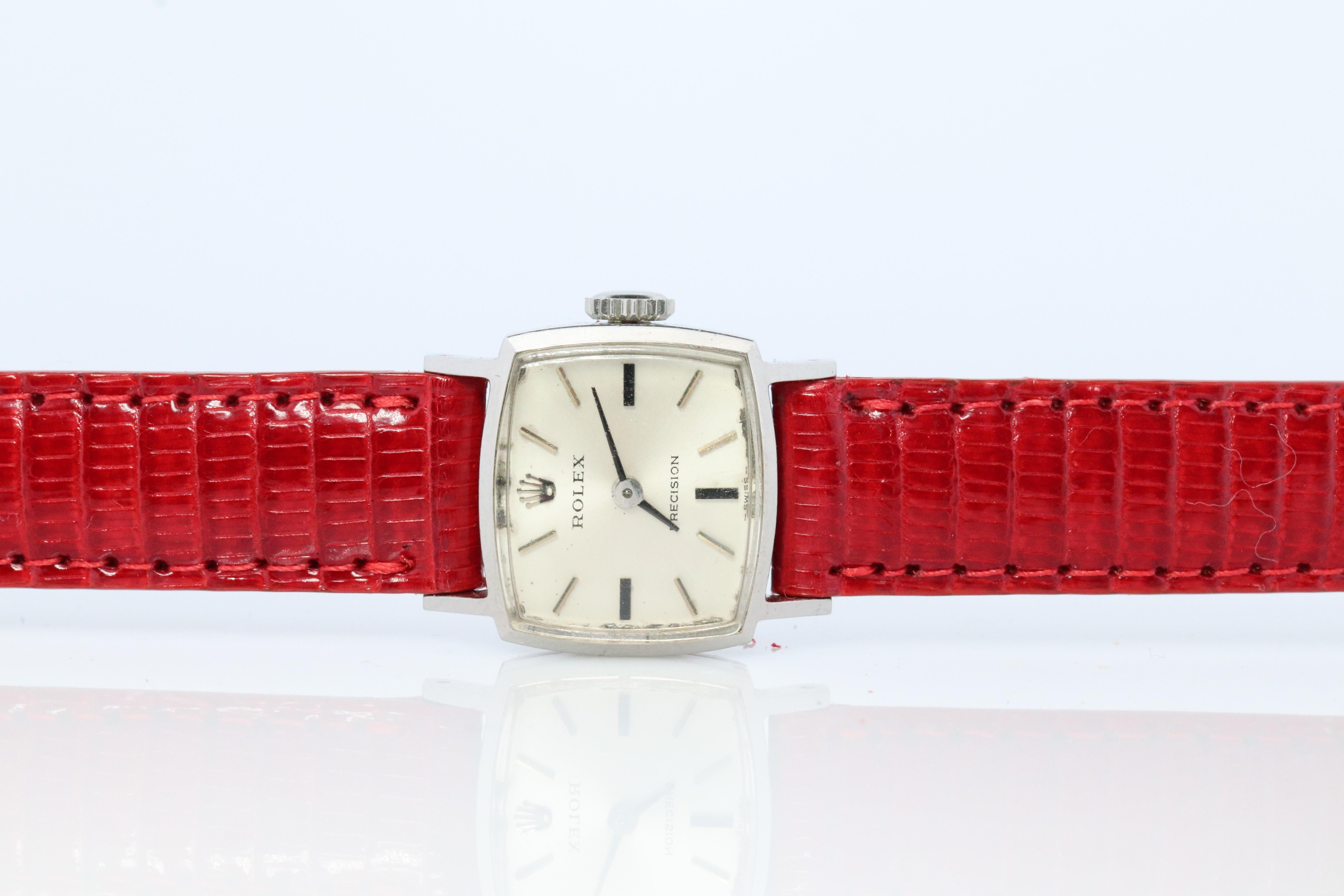 Montre-bracelet en acier inoxydable Rolex Precision Ladies mechanical Movement. Vers les années 60. 

Calibre 1400 Mouvement Rolex Ref. 2652.

Belle montre. Mécanisme de remontage manuel. 

Le boîtier est en acier inoxydable. 
Bandeau en cuir de